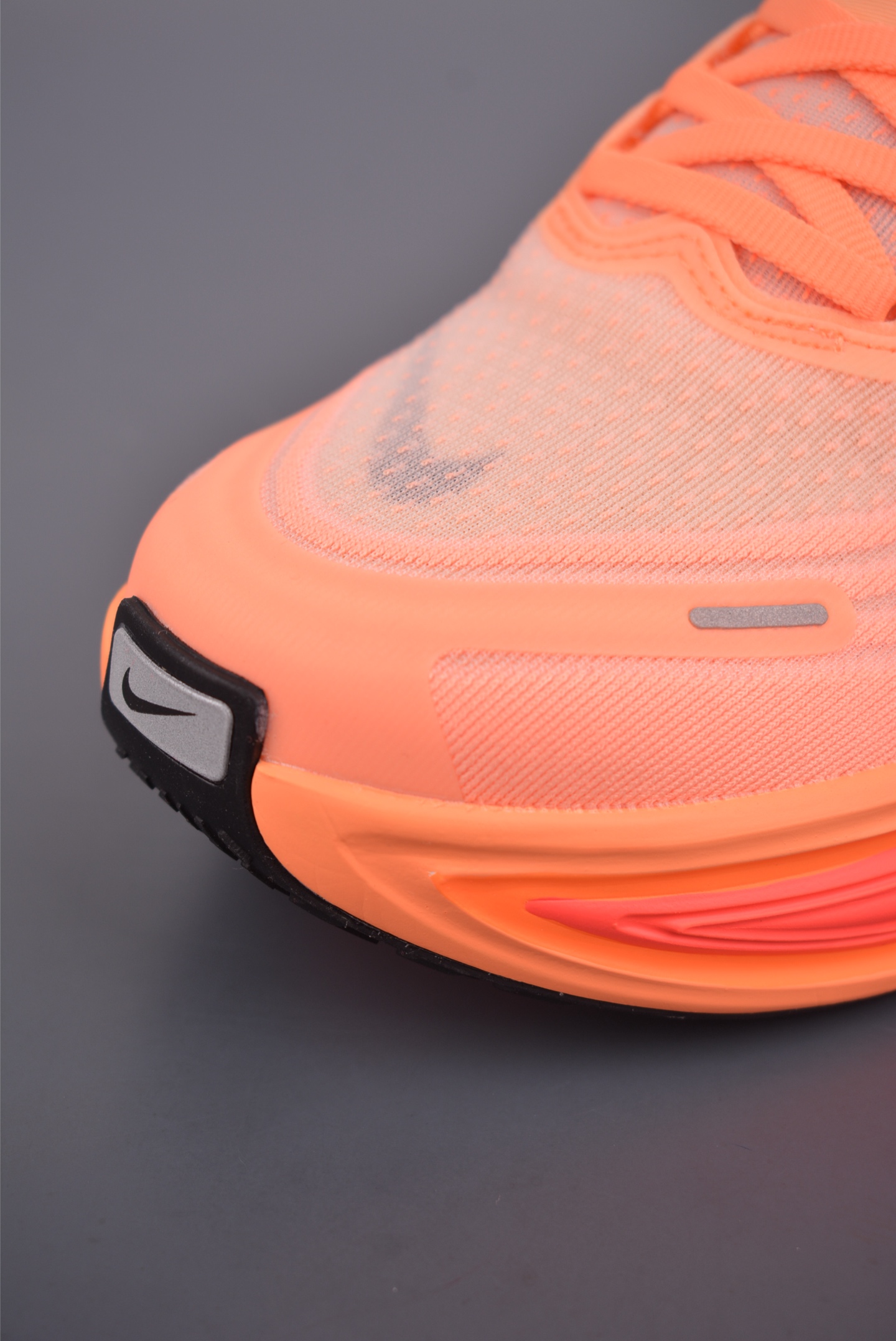 180 Nike Air Zoom Vomero PLUS 全新科技提前原鞋开发 运动跑鞋 HV8150-801