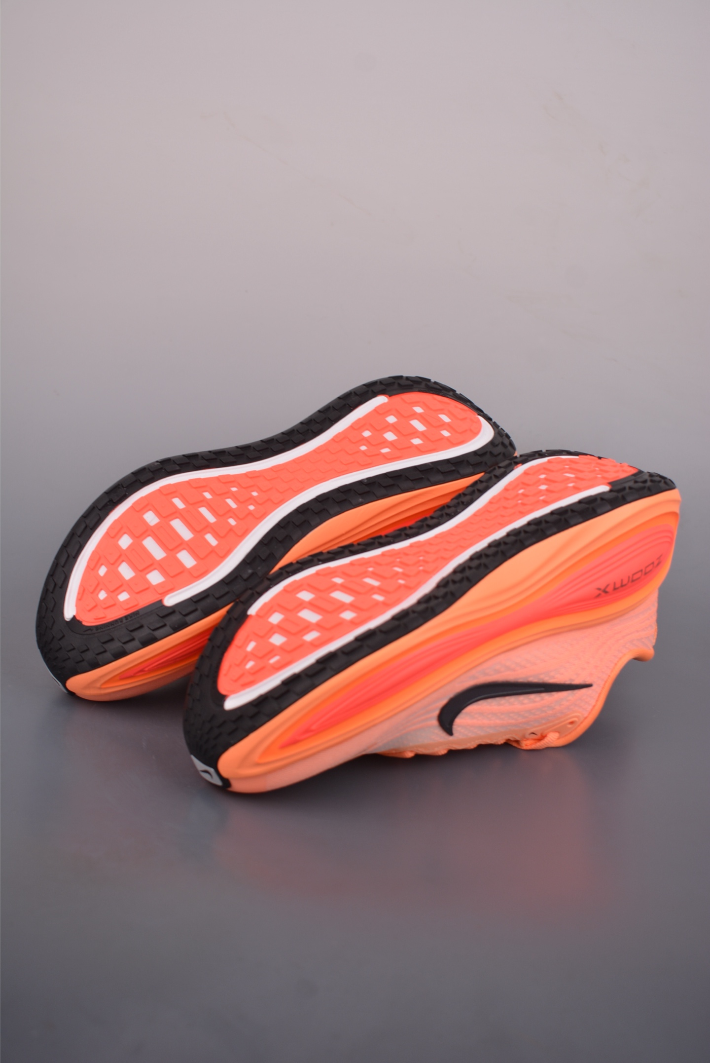 180 Nike Air Zoom Vomero PLUS 全新科技提前原鞋开发 运动跑鞋 HV8150-801