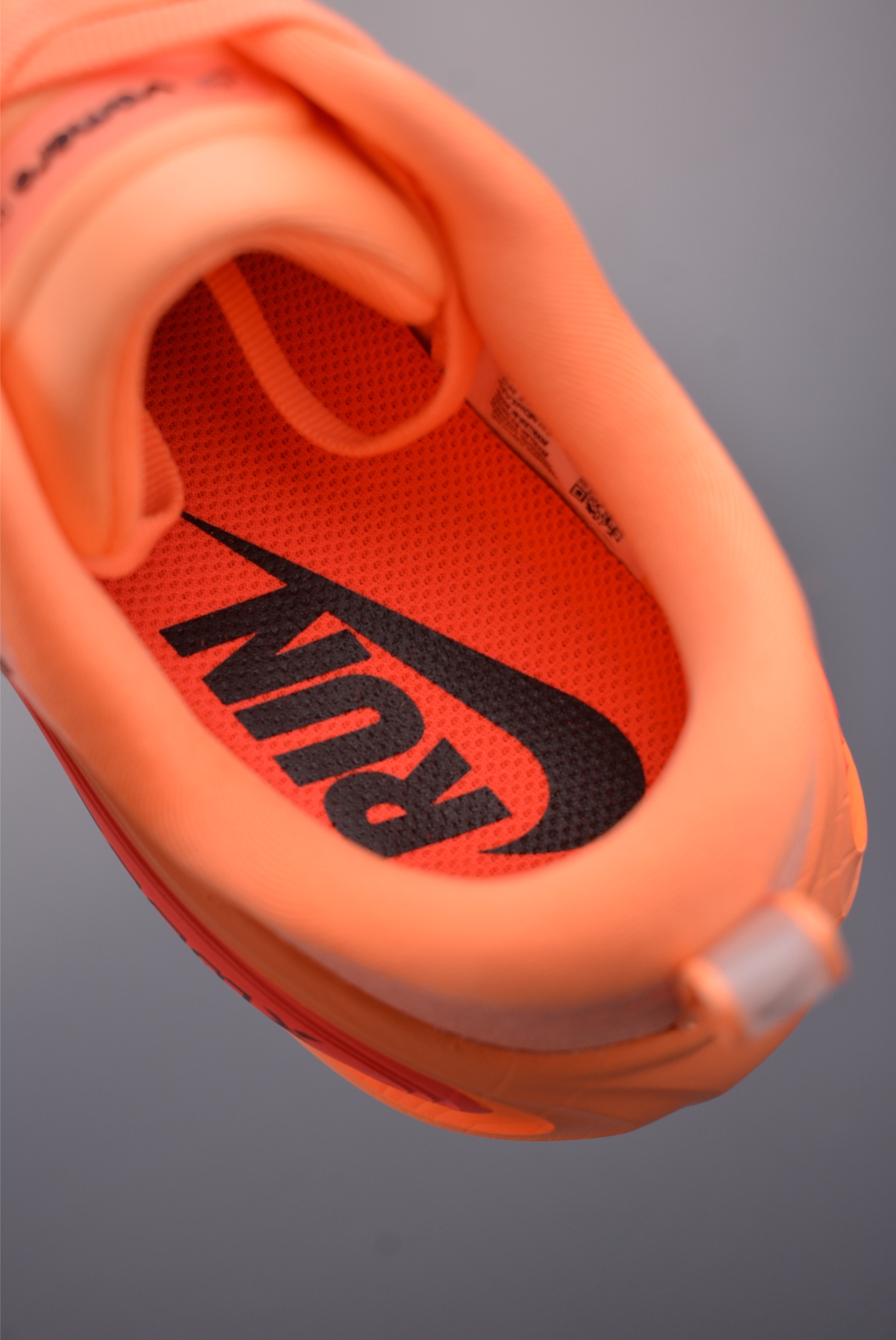 180 Nike Air Zoom Vomero PLUS 全新科技提前原鞋开发 运动跑鞋 HV8150-801