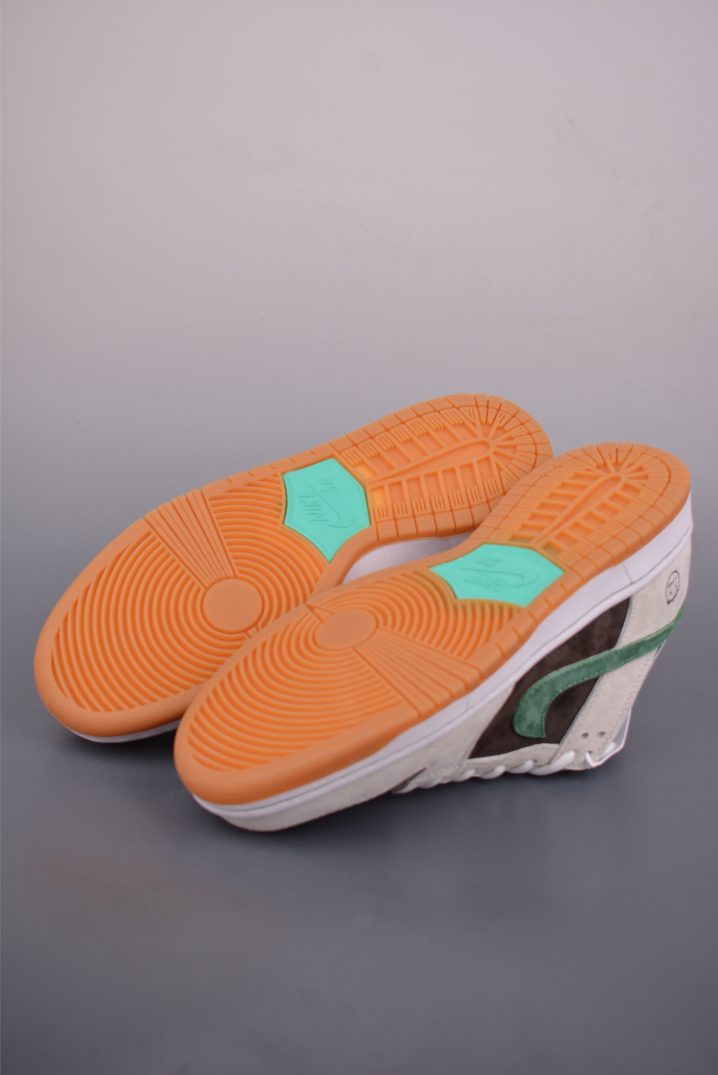 200 Nike SB Dunk Low HF3704-001