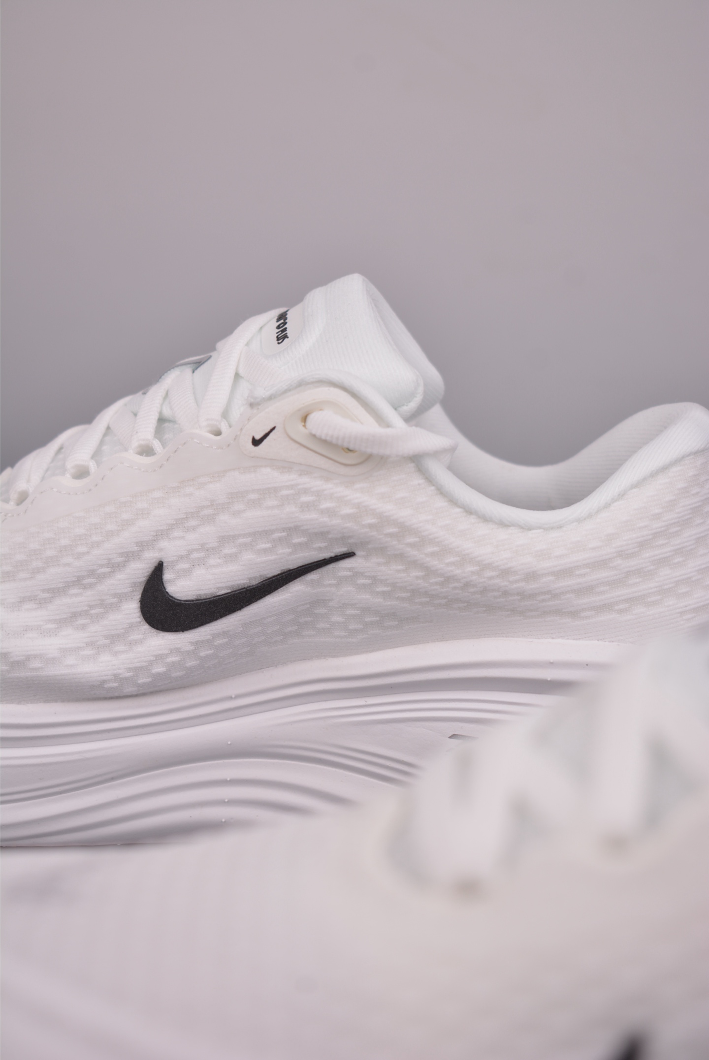 180 Nike Air Zoom Vomero PLUS HV8150-101