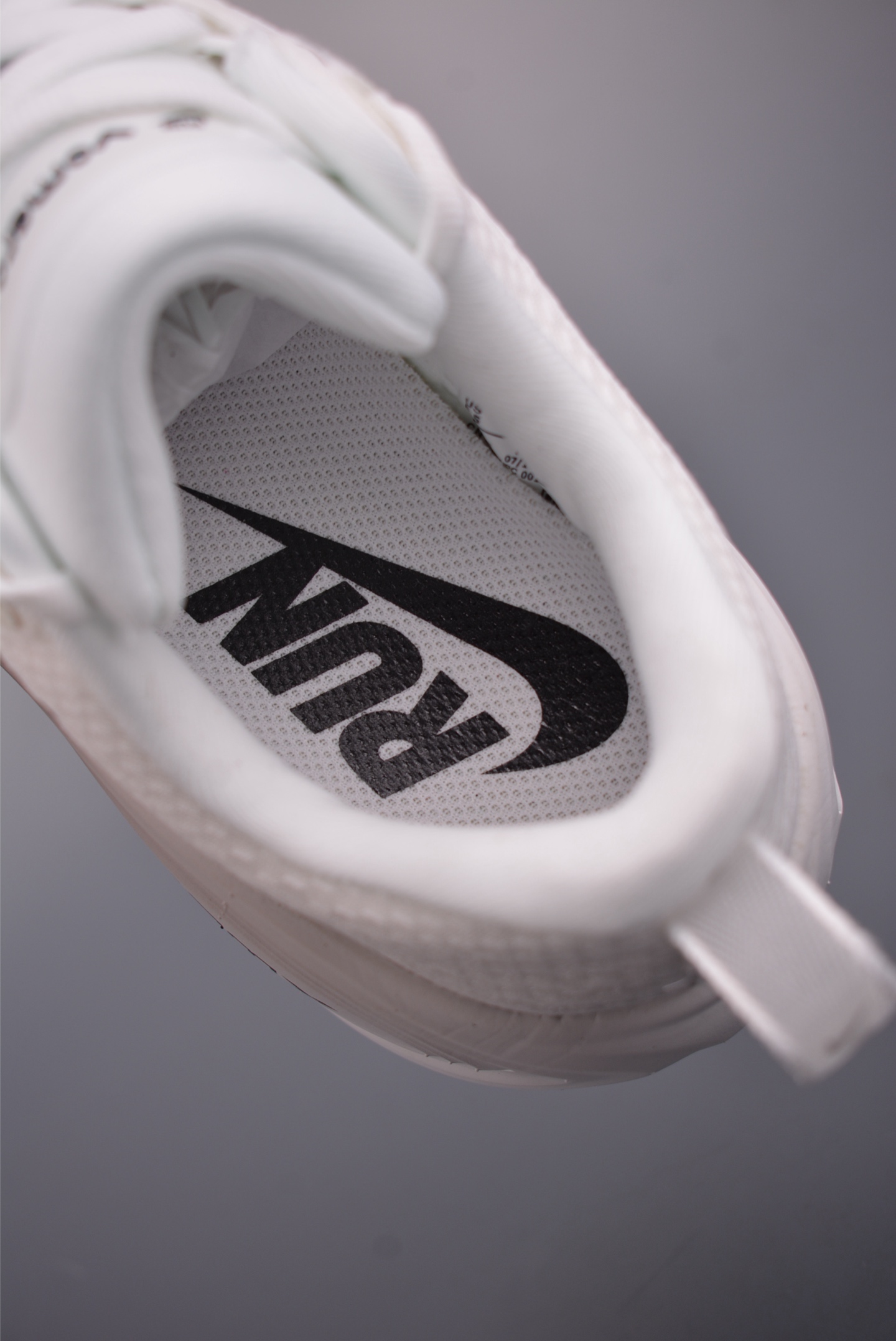 180 Nike Air Zoom Vomero PLUS HV8150-101