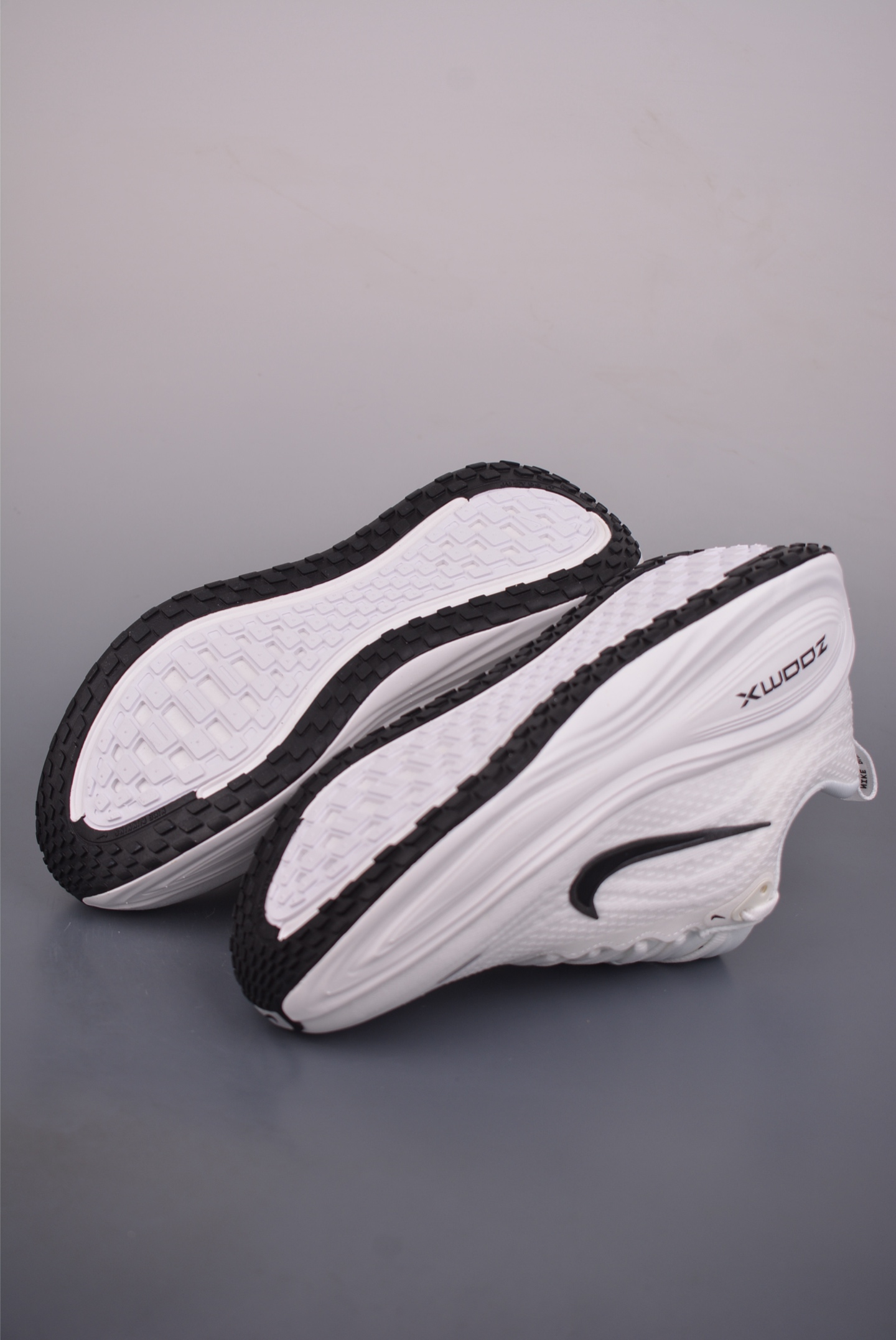 180 Nike Air Zoom Vomero PLUS HV8150-101