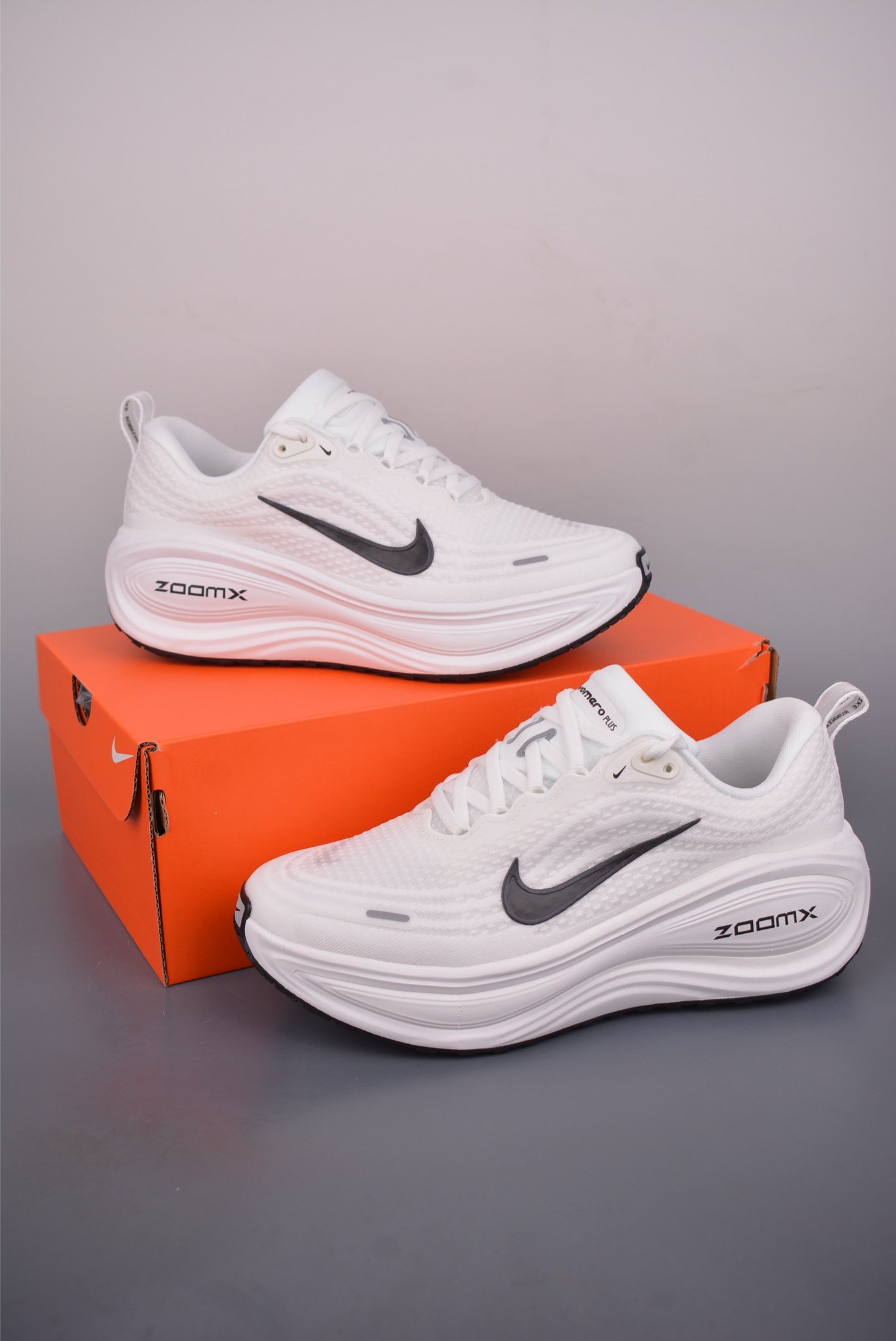 180 Nike Air Zoom Vomero PLUS HV8150-101