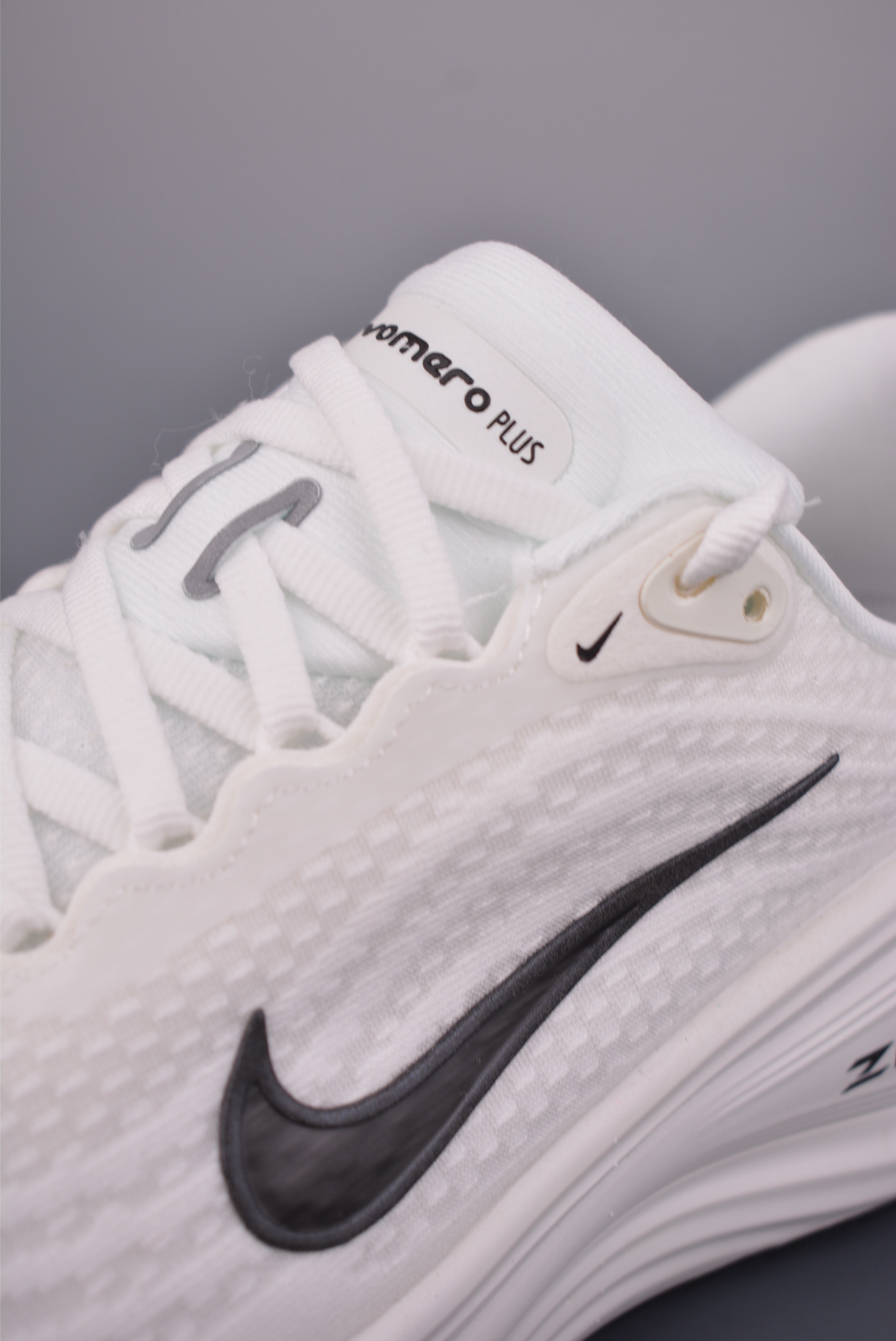 180 Nike Air Zoom Vomero PLUS HV8150-101