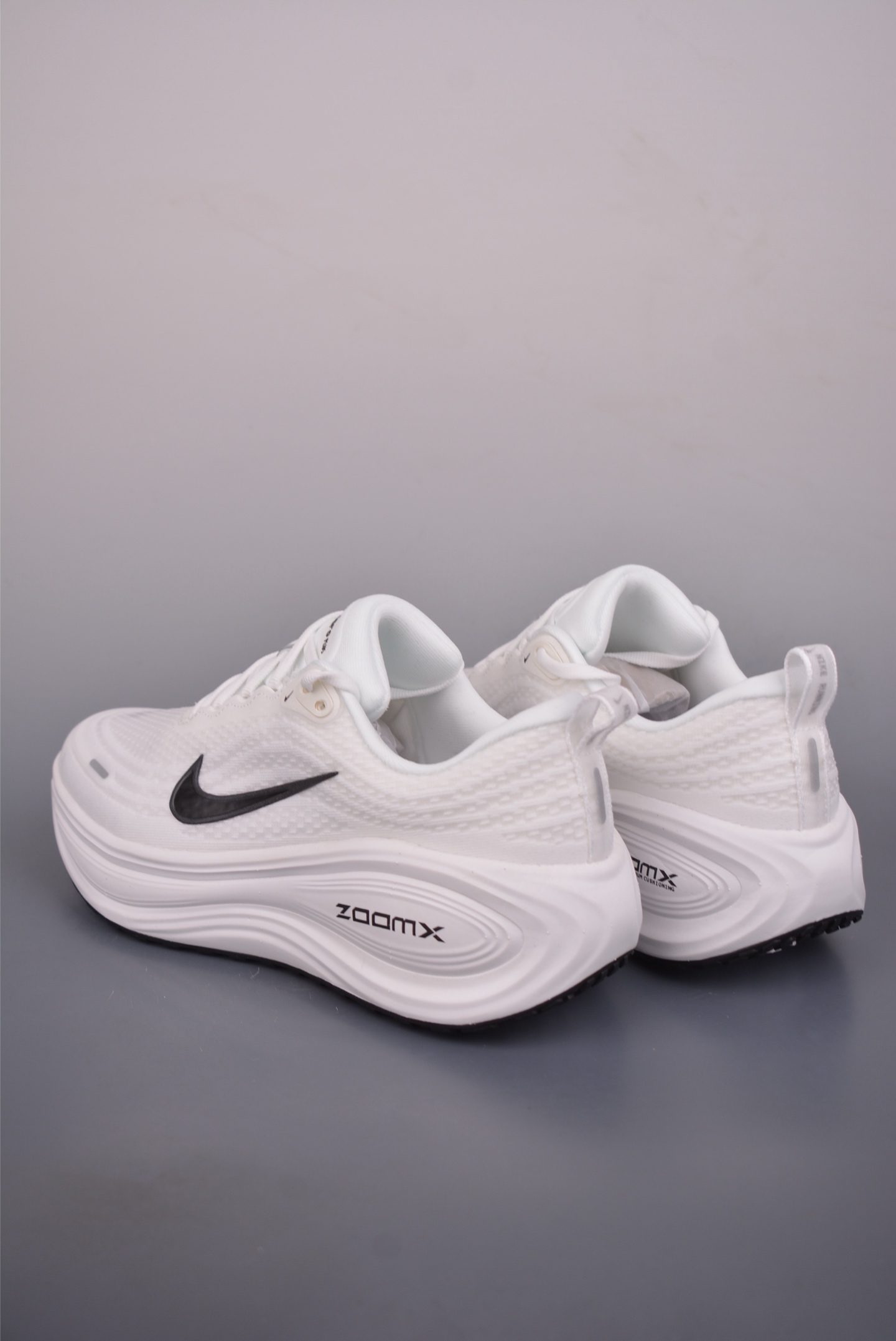 180 Nike Air Zoom Vomero PLUS HV8150-101