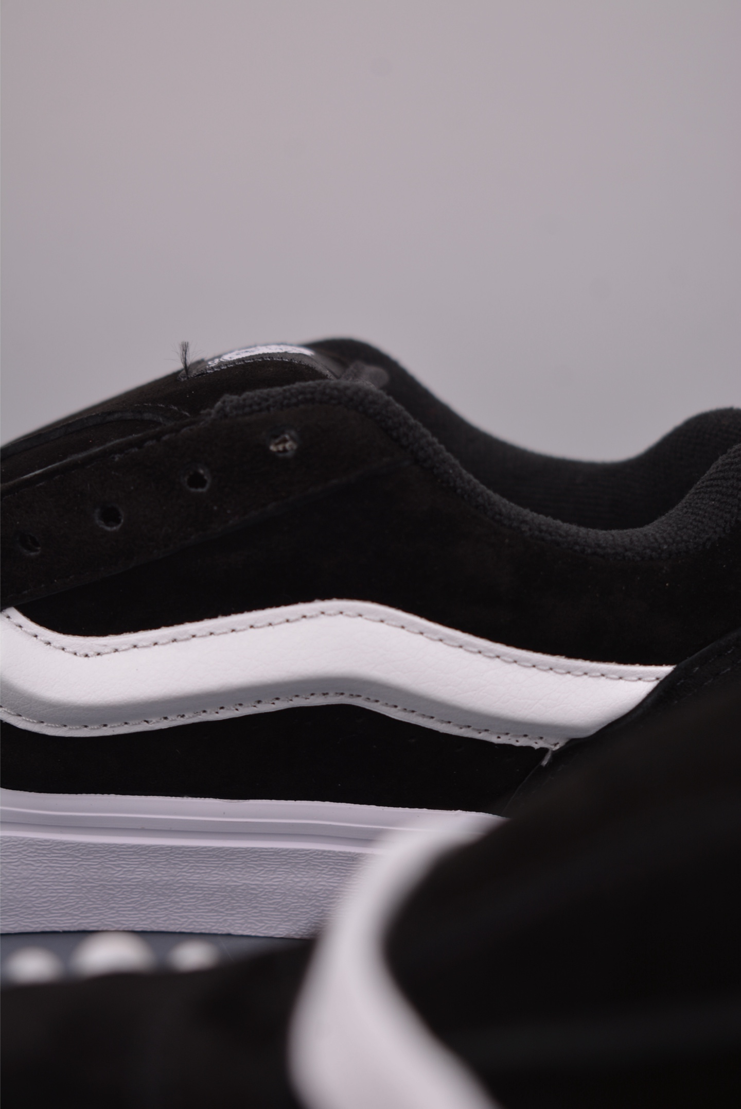 Vans Knu Skool 珍珠铆钉面包鞋 VN000E9XBLA