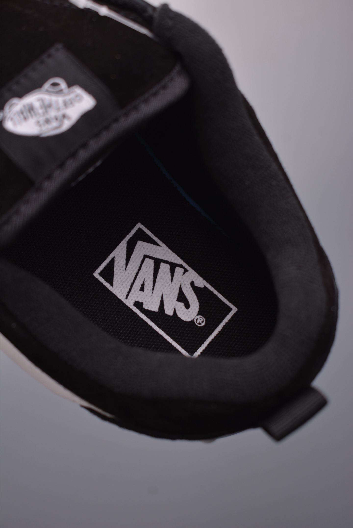 Vans Knu Skool 珍珠铆钉面包鞋 VN000E9XBLA