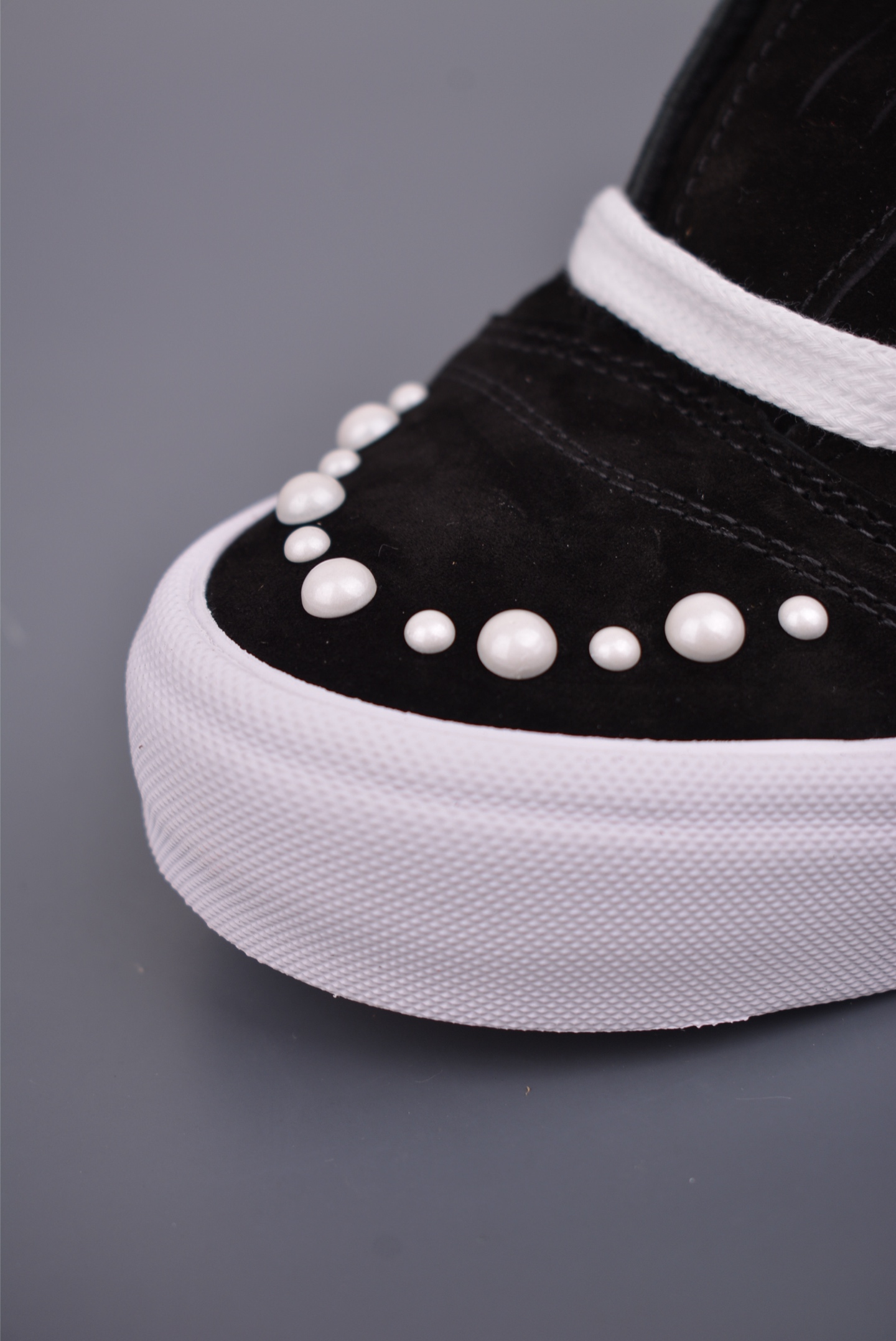 Vans Knu Skool 珍珠铆钉面包鞋 VN000E9XBLA