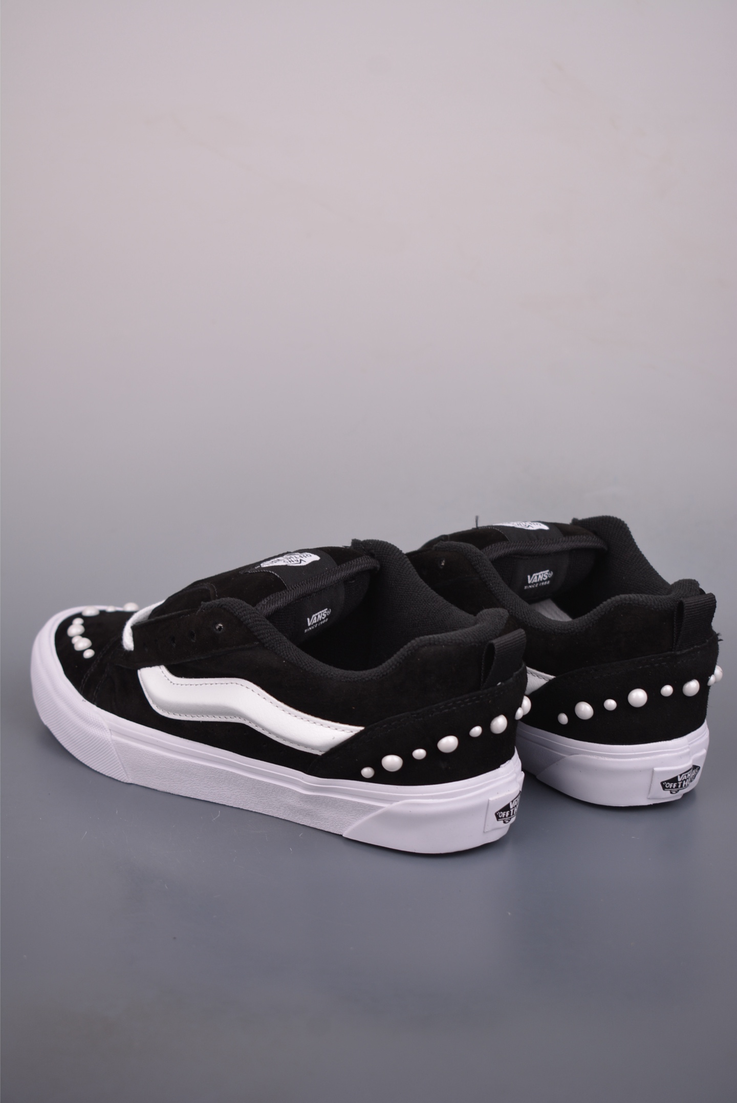 Vans Knu Skool 珍珠铆钉面包鞋 VN000E9XBLA