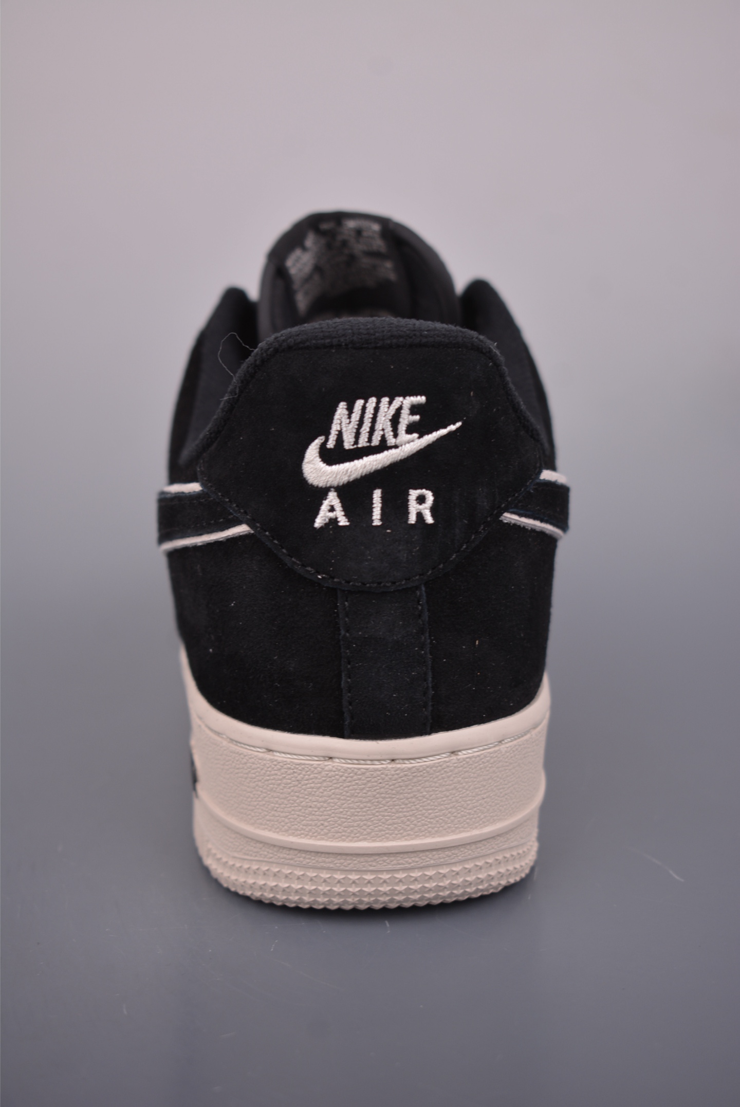 200 Nike Air Force 1 Low 翻毛皮黑 DY9867-100