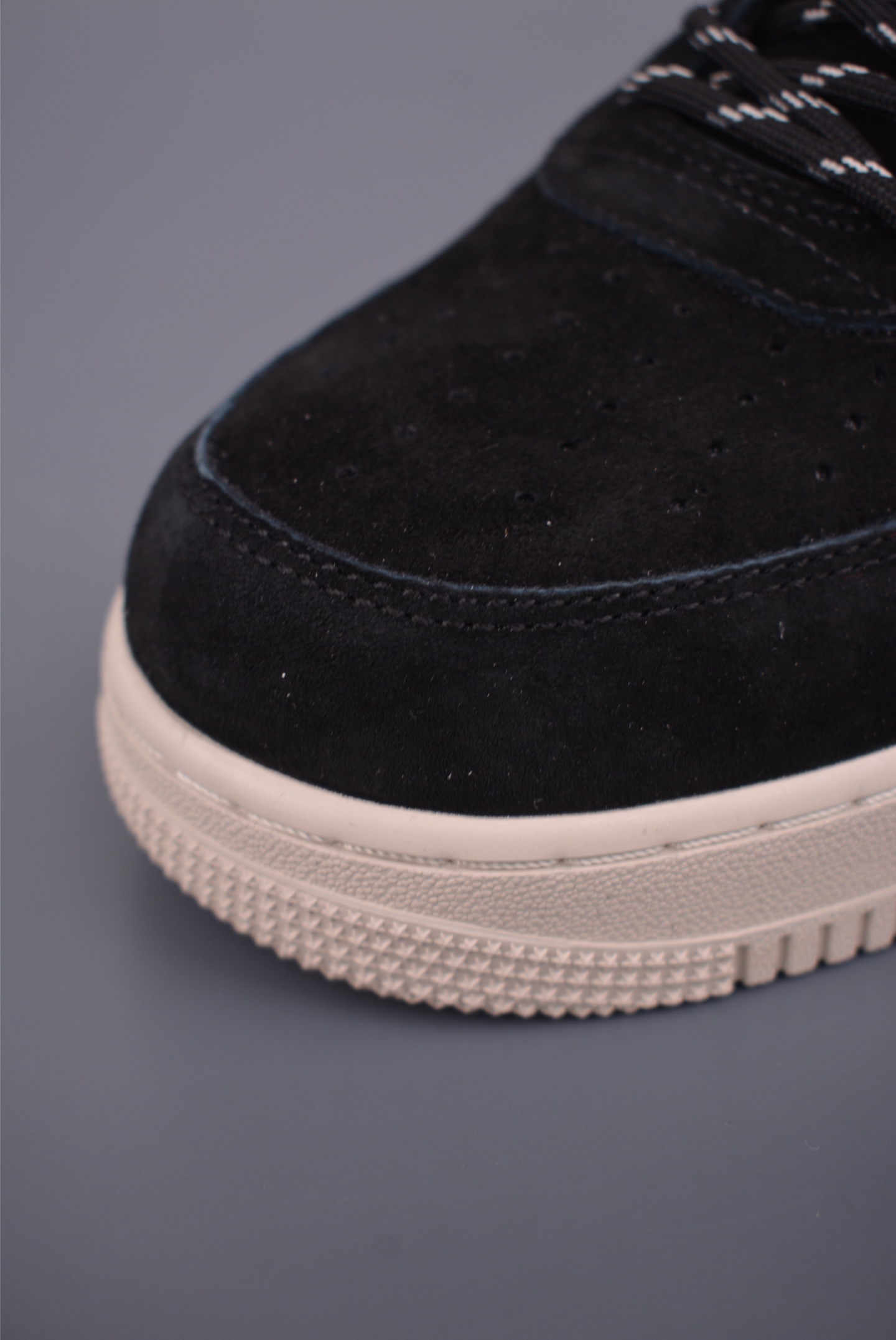 200 Nike Air Force 1 Low 翻毛皮黑 DY9867-100