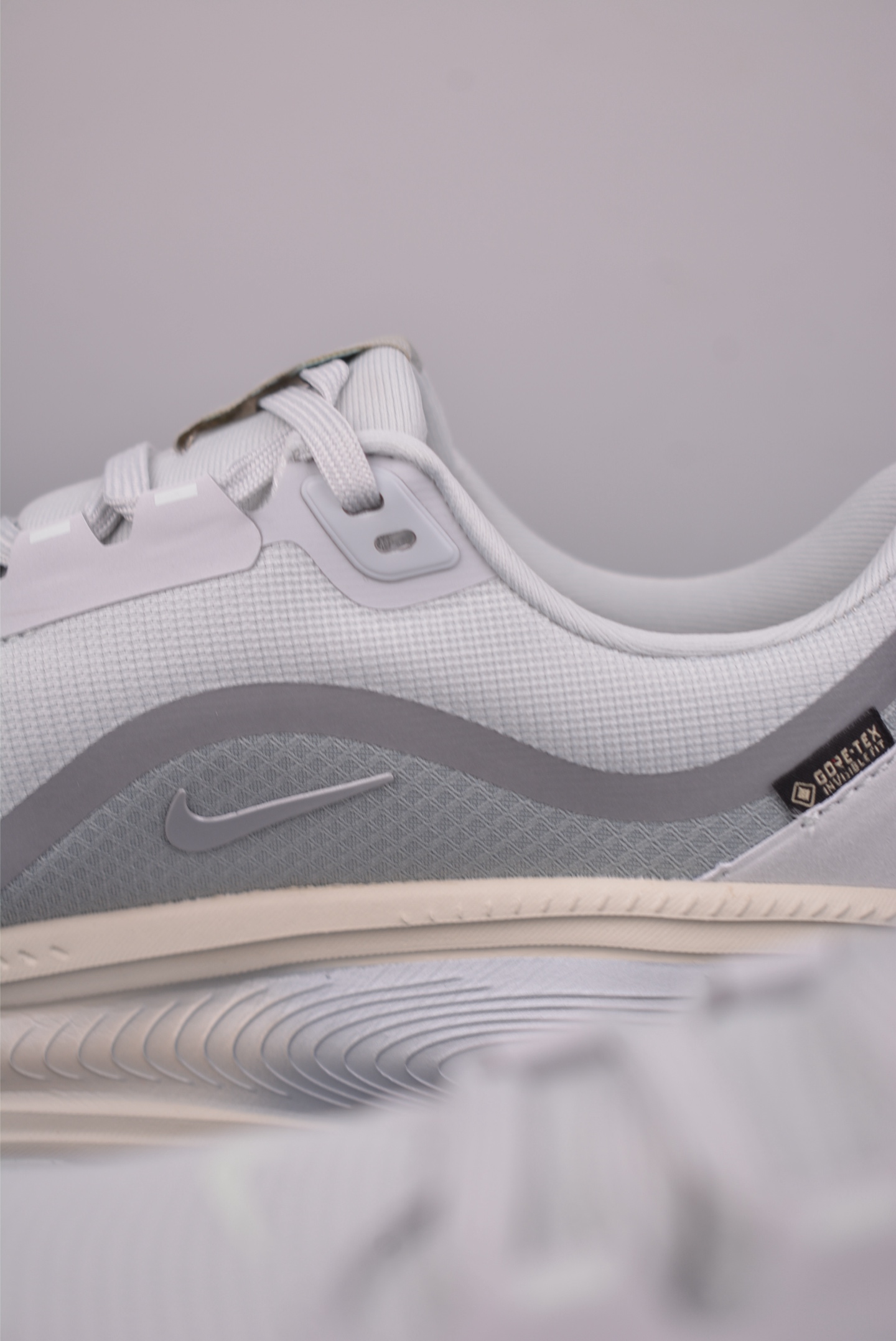 180 Nike Air Zoom Vomero 18 GTX HQ7001-003