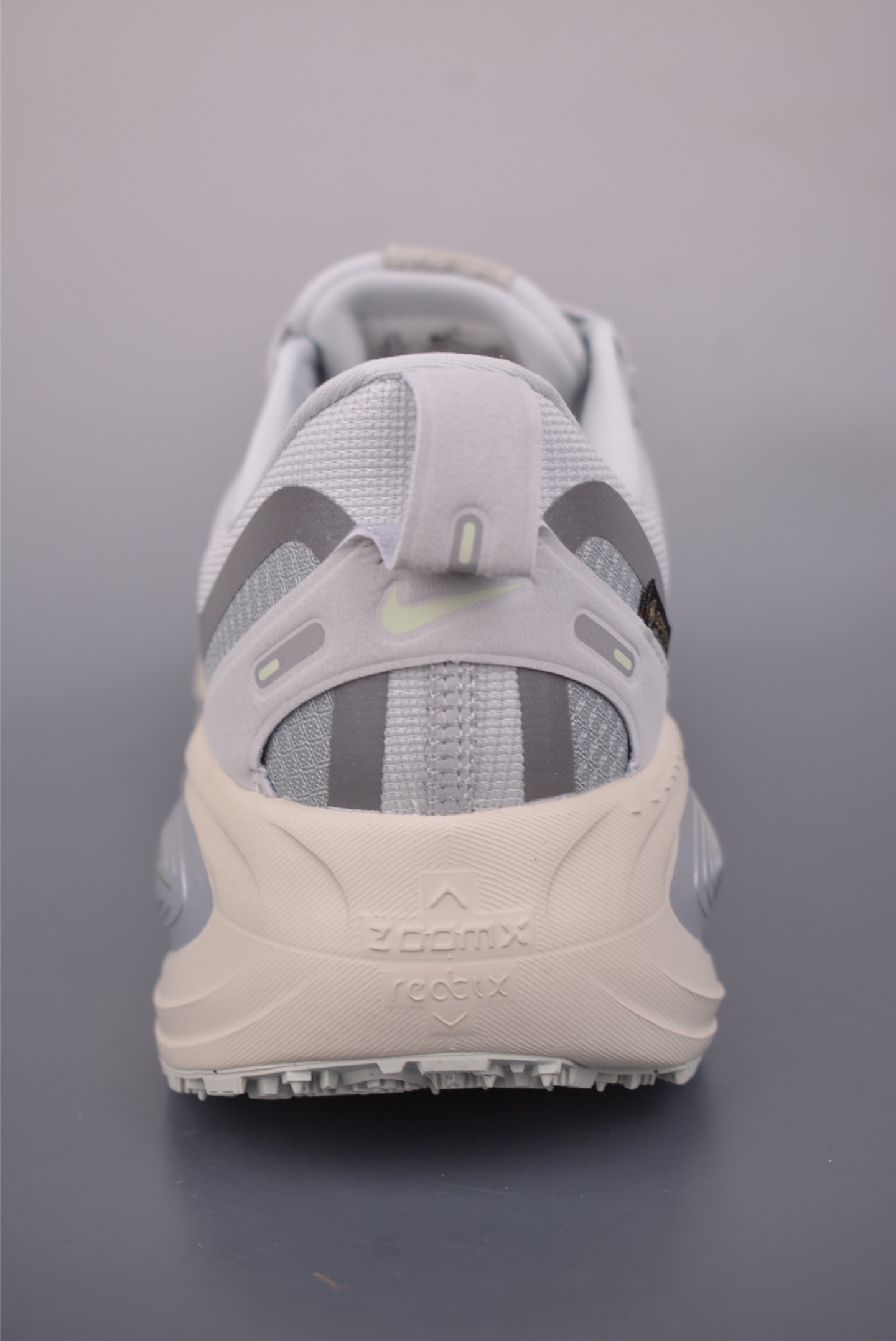 180 Nike Air Zoom Vomero 18 GTX HQ7001-003