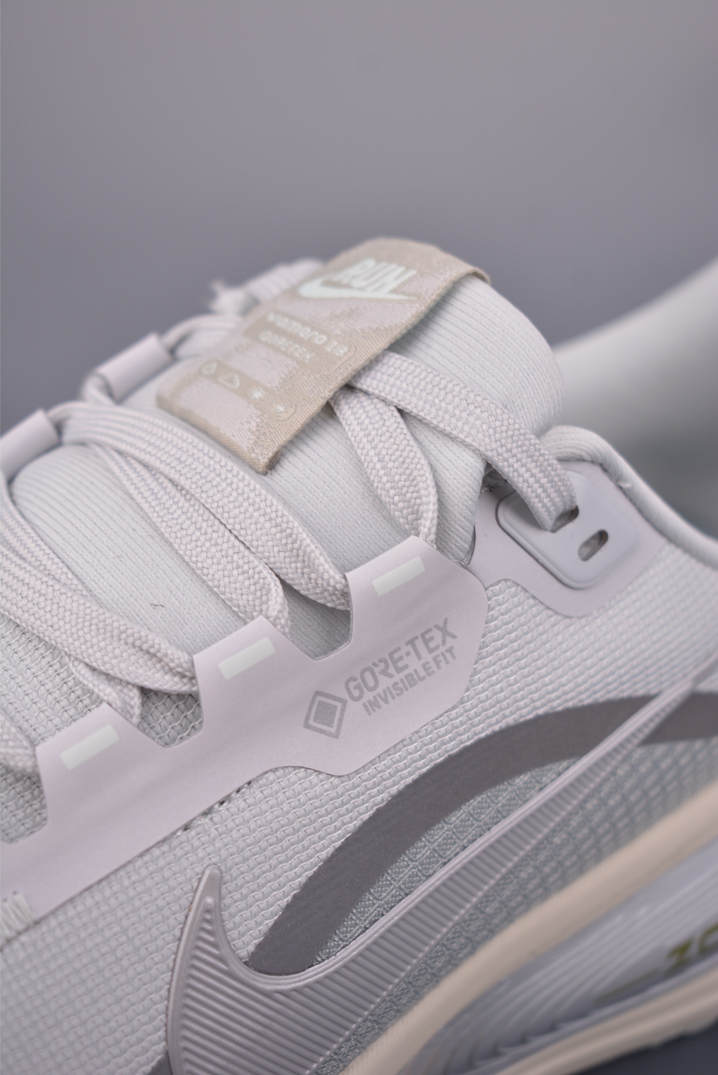 180 Nike Air Zoom Vomero 18 GTX HQ7001-003