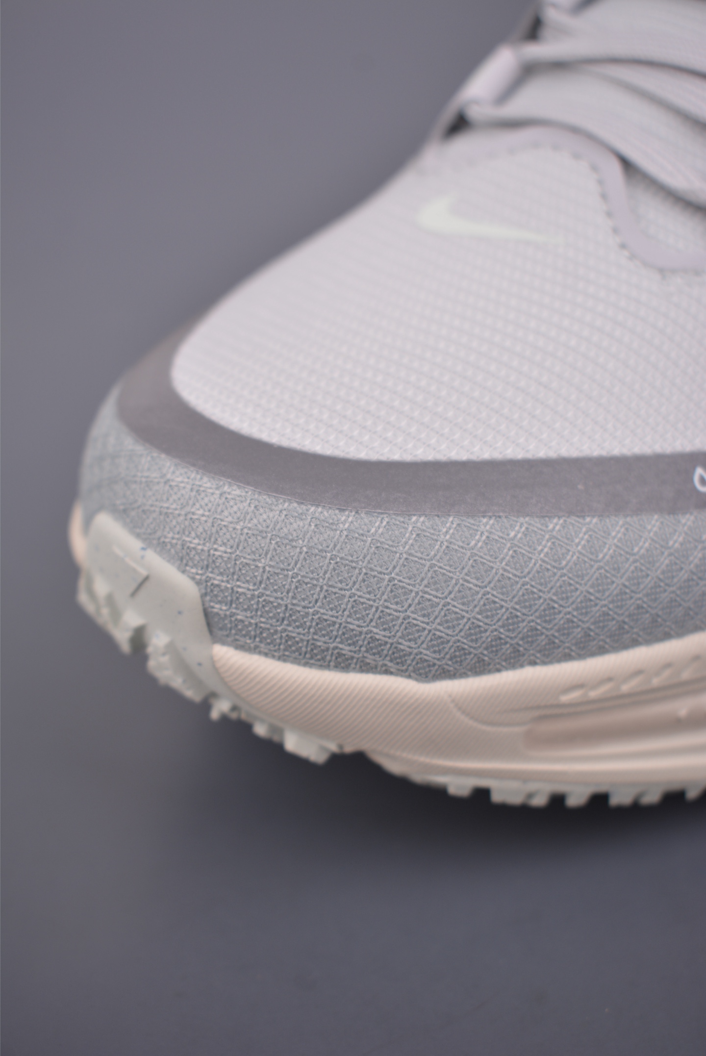 180 Nike Air Zoom Vomero 18 GTX HQ7001-003