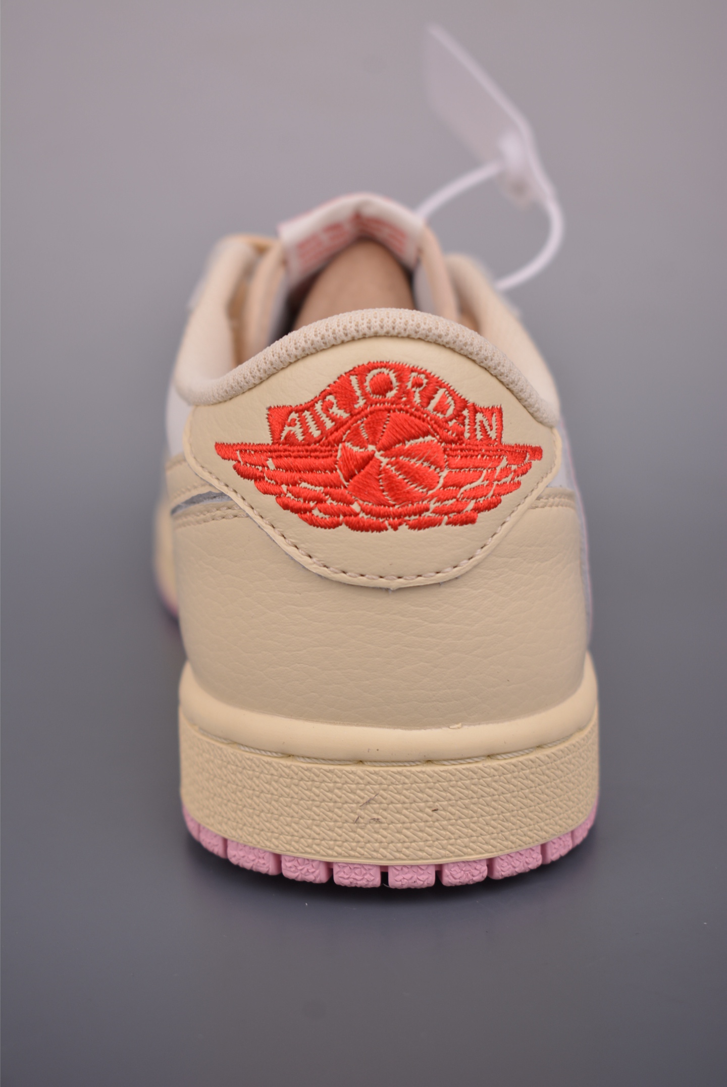 原装裸鞋级 市面最高工艺产物 Air Jordan 1 Low柠檬粉倒钩 IQ7604-101-High Quatity Cheap Brand wholesale wholesaler seller Clothes Bags handbags Sneakers Top Fashion Clothing Shoes from China Factory Chinese suppliers best Quality Beautiful Price 原装裸鞋级 市面最高工艺产物 Air Jordan 1 Low柠檬粉倒钩 IQ7604-101