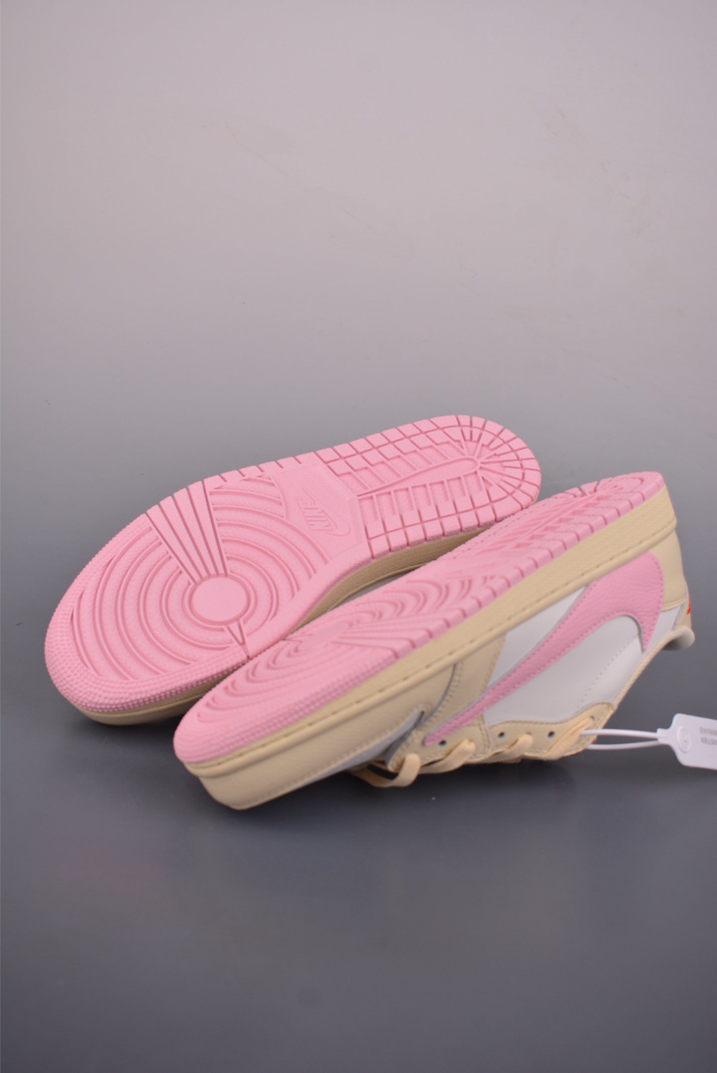 原装裸鞋级 市面最高工艺产物 Air Jordan 1 Low柠檬粉倒钩 IQ7604-101-High Quatity Cheap Brand wholesale wholesaler seller Clothes Bags handbags Sneakers Top Fashion Clothing Shoes from China Factory Chinese suppliers best Quality Beautiful Price 原装裸鞋级 市面最高工艺产物 Air Jordan 1 Low柠檬粉倒钩 IQ7604-101