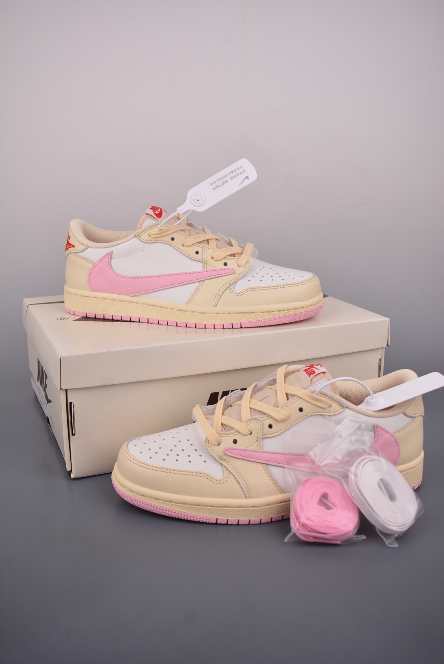 原装裸鞋级 市面最高工艺产物 Air Jordan 1 Low柠檬粉倒钩 IQ7604-101-High Quatity Cheap Brand wholesale wholesaler seller Clothes Bags handbags Sneakers Top Fashion Clothing Shoes from China Factory Chinese suppliers best Quality Beautiful Price 原装裸鞋级 市面最高工艺产物 Air Jordan 1 Low柠檬粉倒钩 IQ7604-101