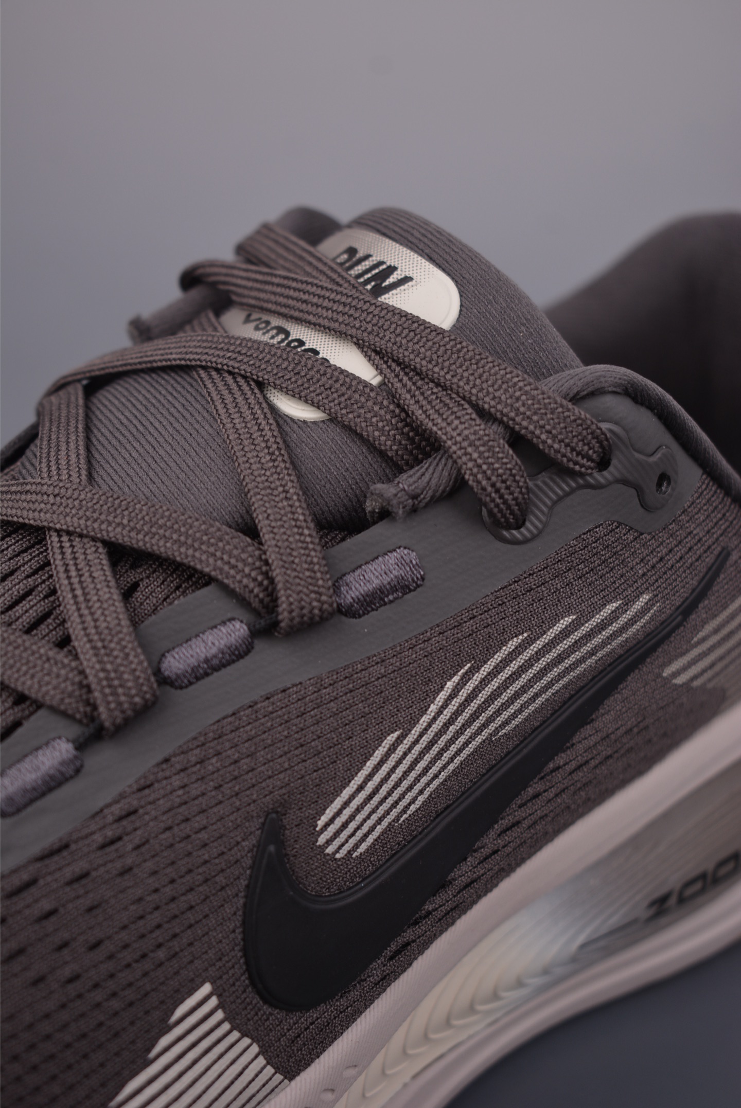 180 Nike Air Zoom Vomero 18 GTX HM6803-215