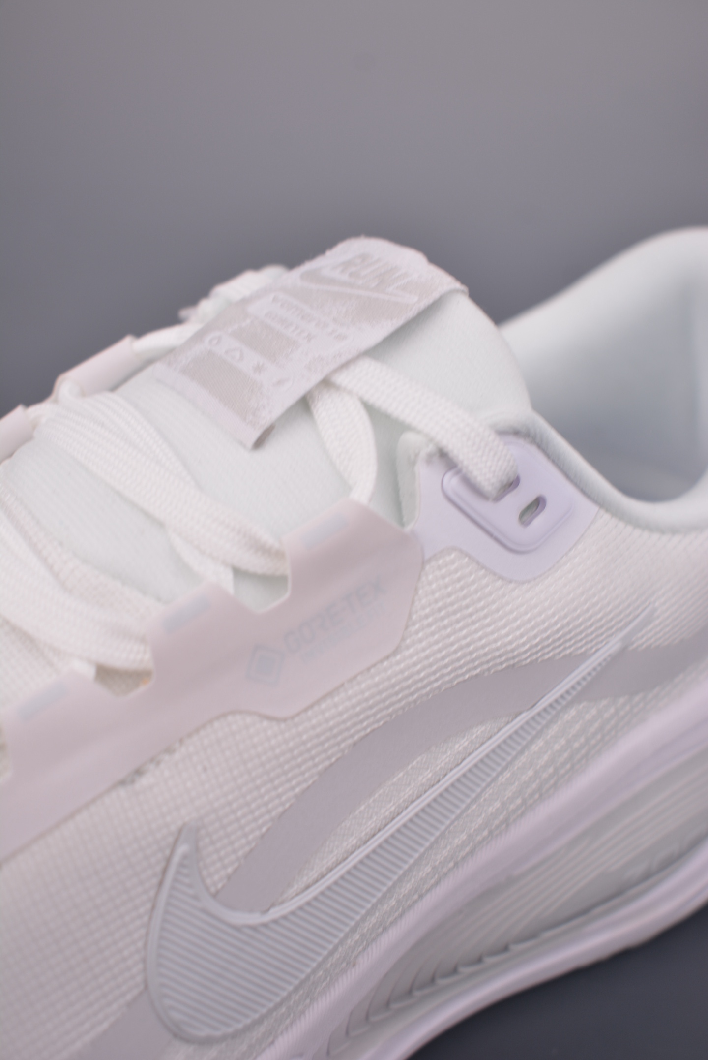 180 Nike Air Zoom Vomero 18 GTX HQ7001-100