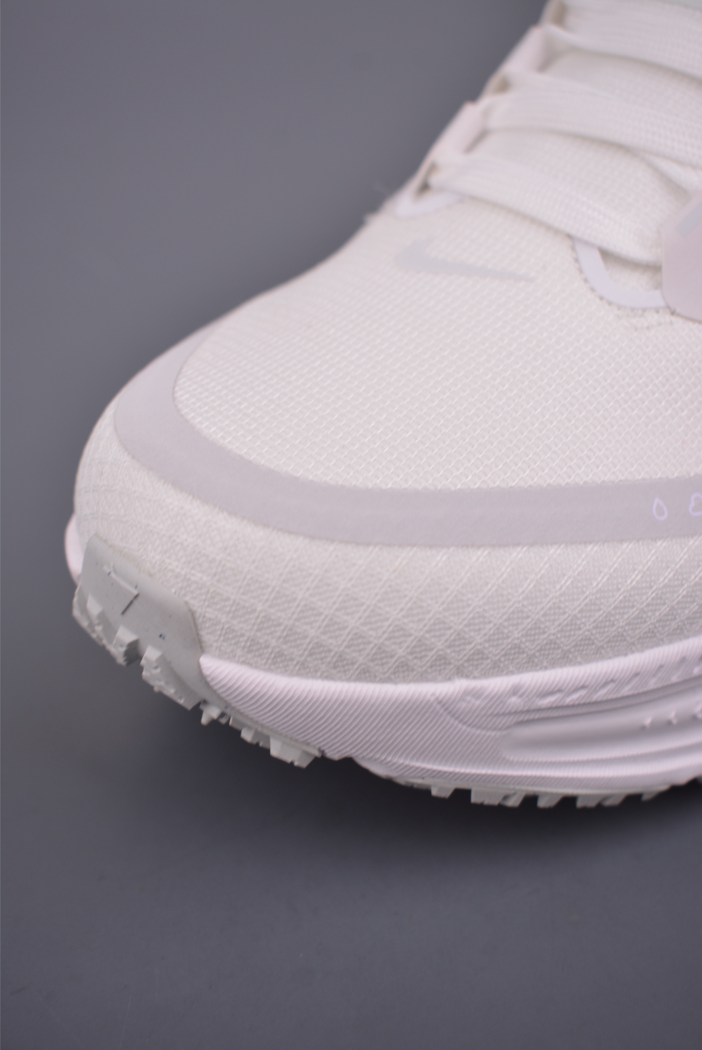 180 Nike Air Zoom Vomero 18 GTX HQ7001-100