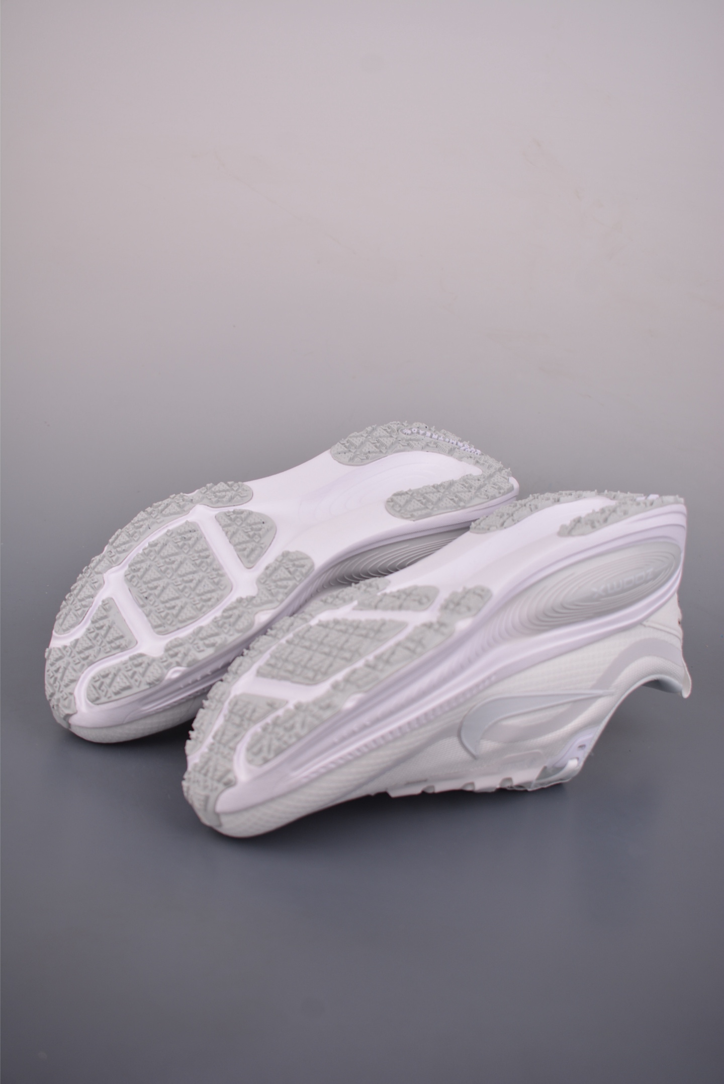 180 Nike Air Zoom Vomero 18 GTX HQ7001-100