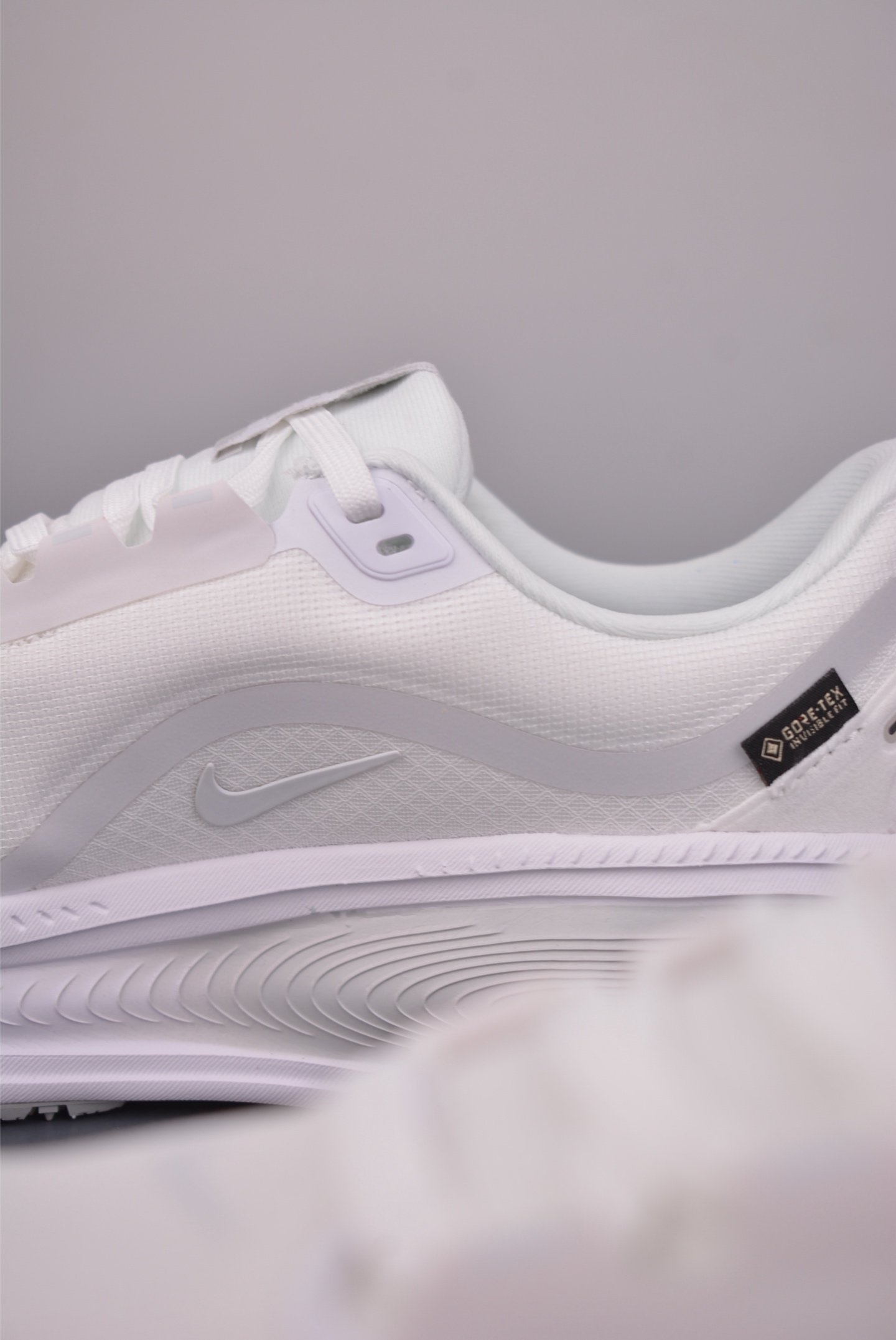 180 Nike Air Zoom Vomero 18 GTX HQ7001-100