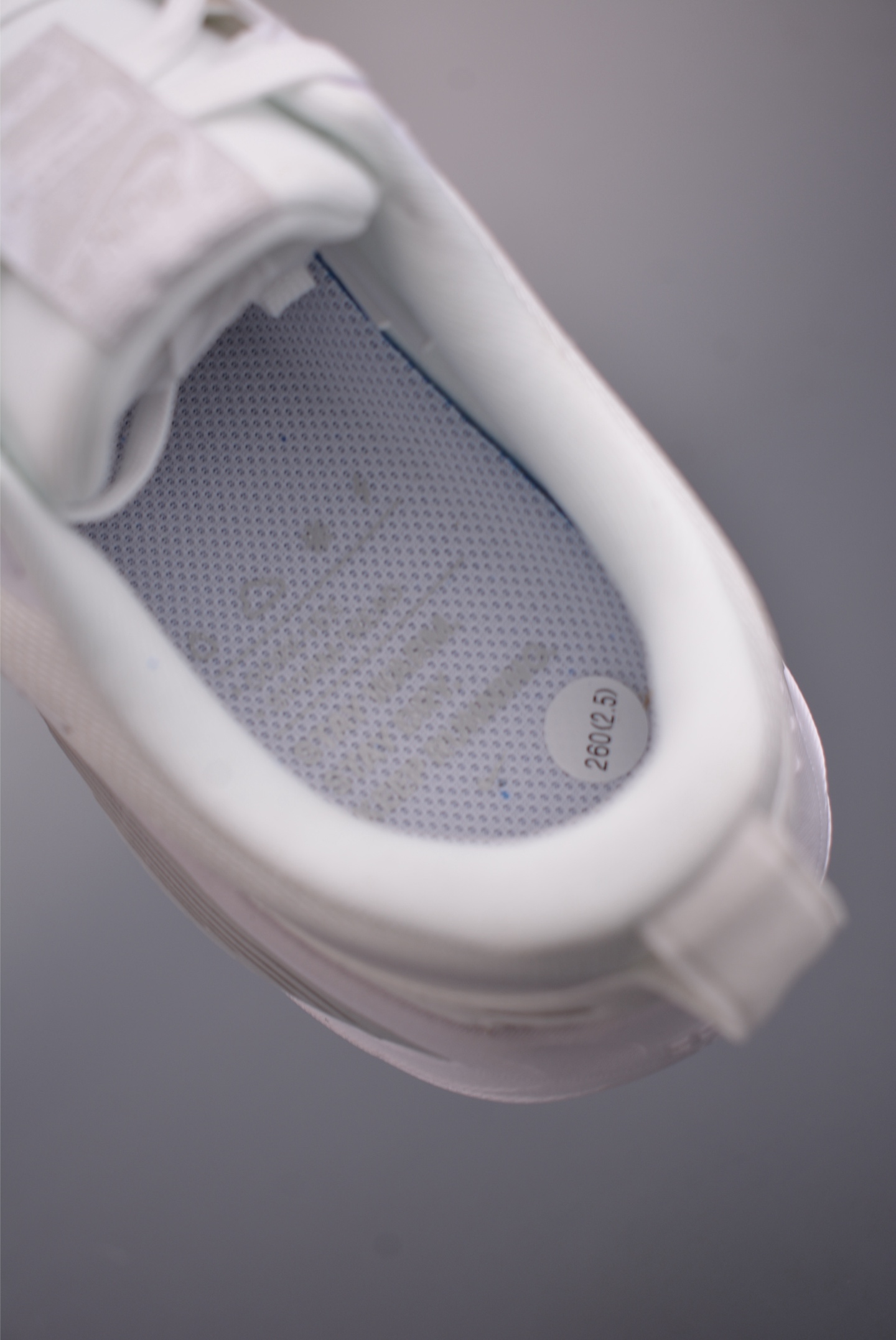 180 Nike Air Zoom Vomero 18 GTX HQ7001-100