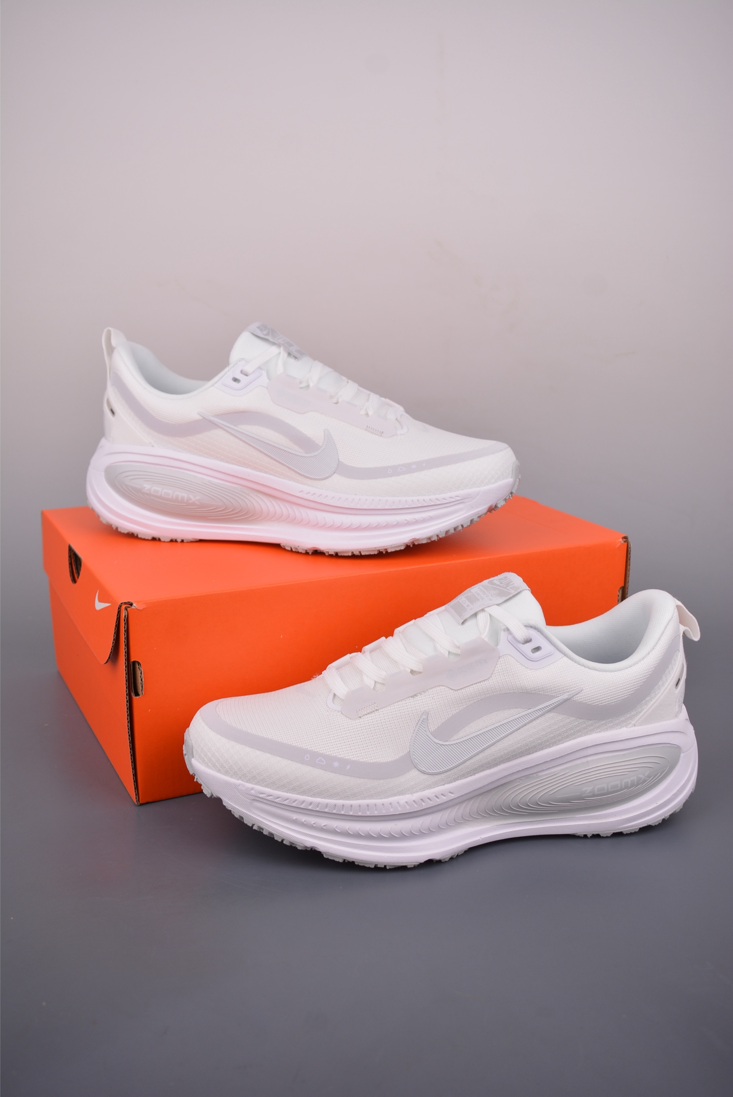 180 Nike Air Zoom Vomero 18 GTX HQ7001-100