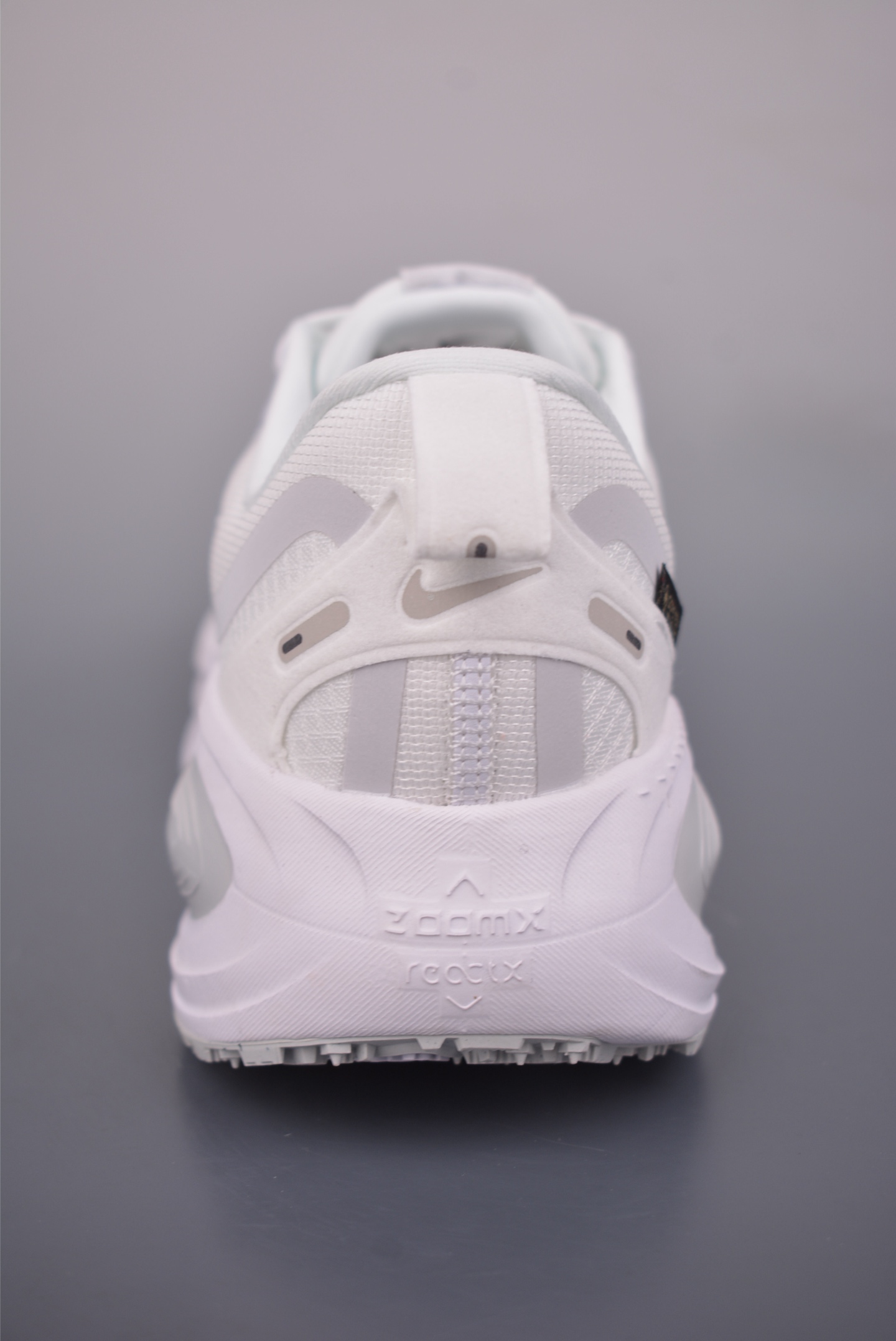 180 Nike Air Zoom Vomero 18 GTX HQ7001-100