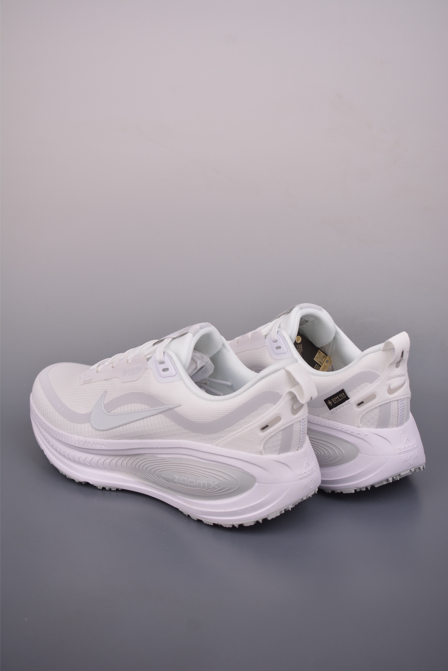 180 Nike Air Zoom Vomero 18 GTX HQ7001-100