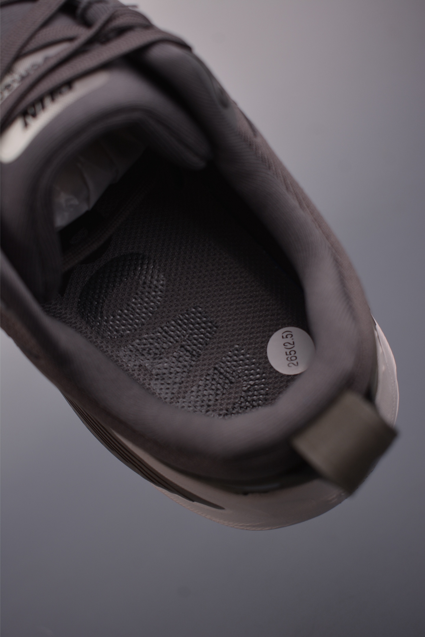 180 Nike Air Zoom Vomero 18 GTX HM6803-215