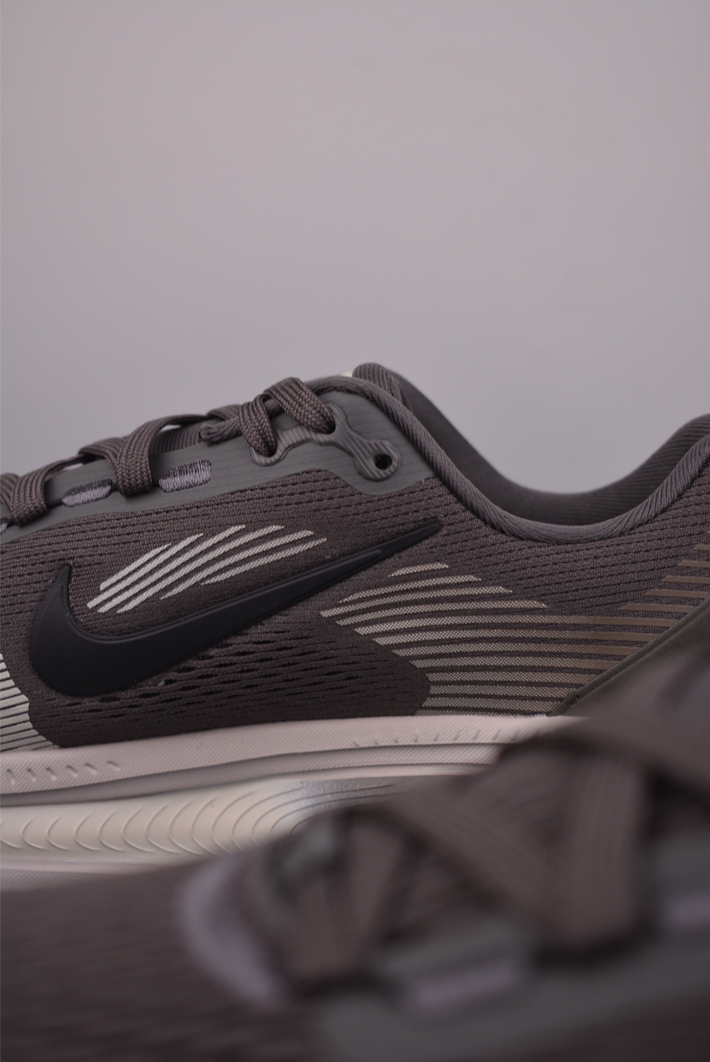 180 Nike Air Zoom Vomero 18 GTX HM6803-215