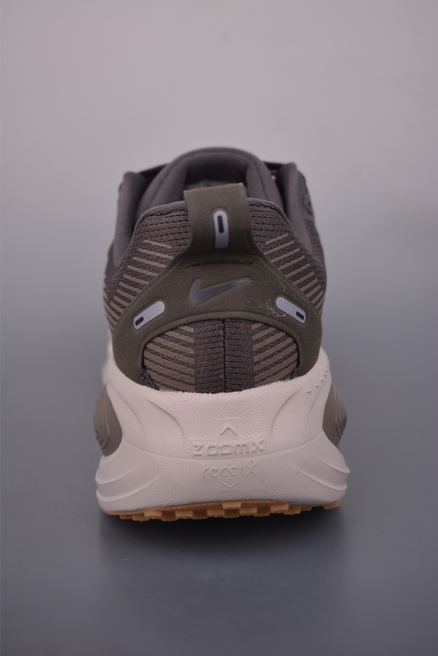 180 Nike Air Zoom Vomero 18 GTX HM6803-215