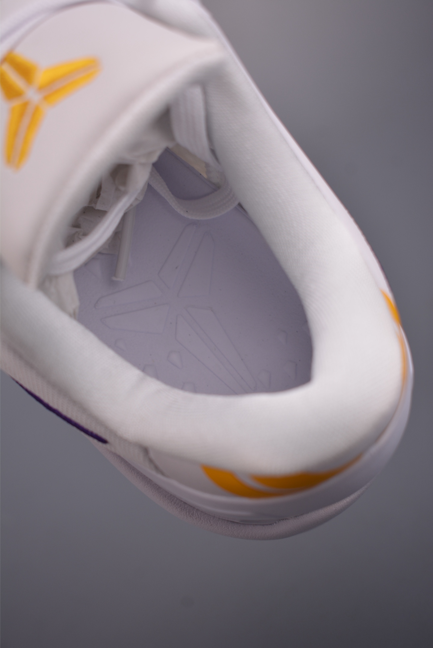 260 致敬Kobi 情怀满满 BOSS版本 NIKE KOBE 8 SYSTEM 科比八代 内置元年缓震气垫 HF9550-100