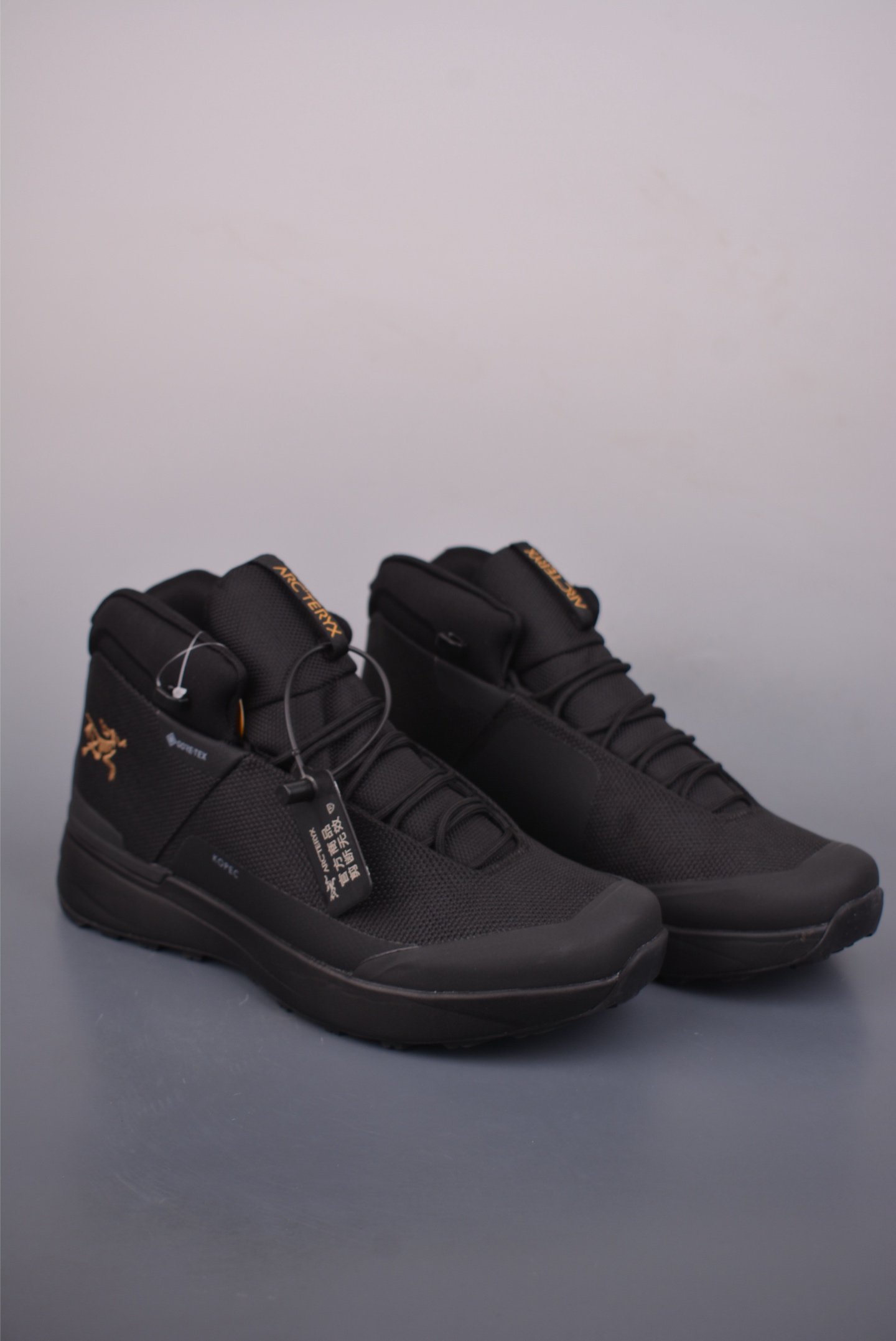 💰320 
始祖鸟·Arc'Kopec GTX Mid 快速防水系列增高越野徒步户外运动慢跑鞋高帮 加绒版本 
男鞋原楦原纸版开发版型
采用一体成型热熔网织鞋面材质
搭载85%压缩EVA缓震中底技术
外置vibram黄金耐磨锯齿外底越野徒步+日常通勤两不误
官方货号: X0000013129
尺码：39-44