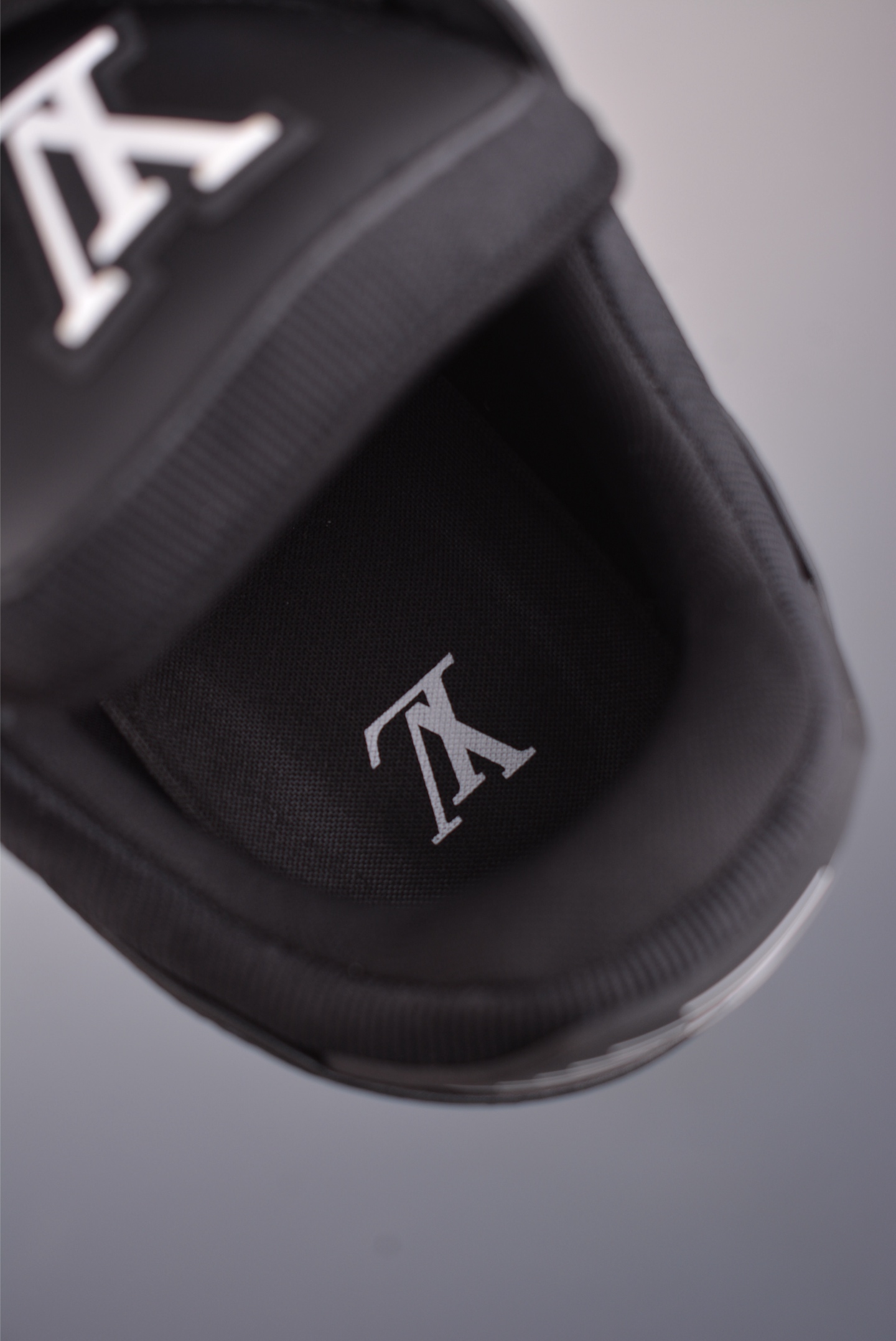 450 LOUIS VUITT路易威登 LV Trainer Nigo联名 FW25 牛皮革 1AJ128