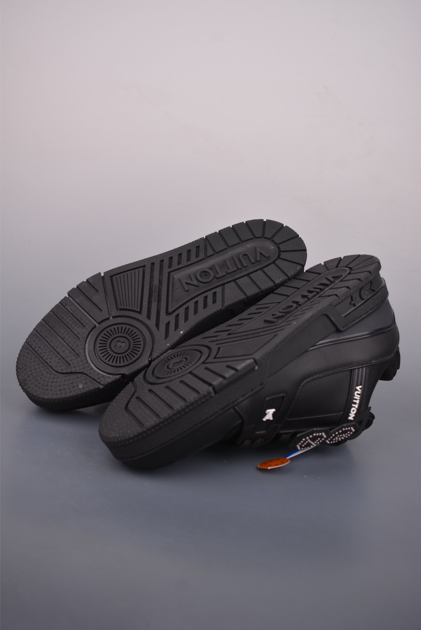 450 LOUIS VUITT路易威登 LV Trainer Nigo联名 FW25 牛皮革 1AJ128