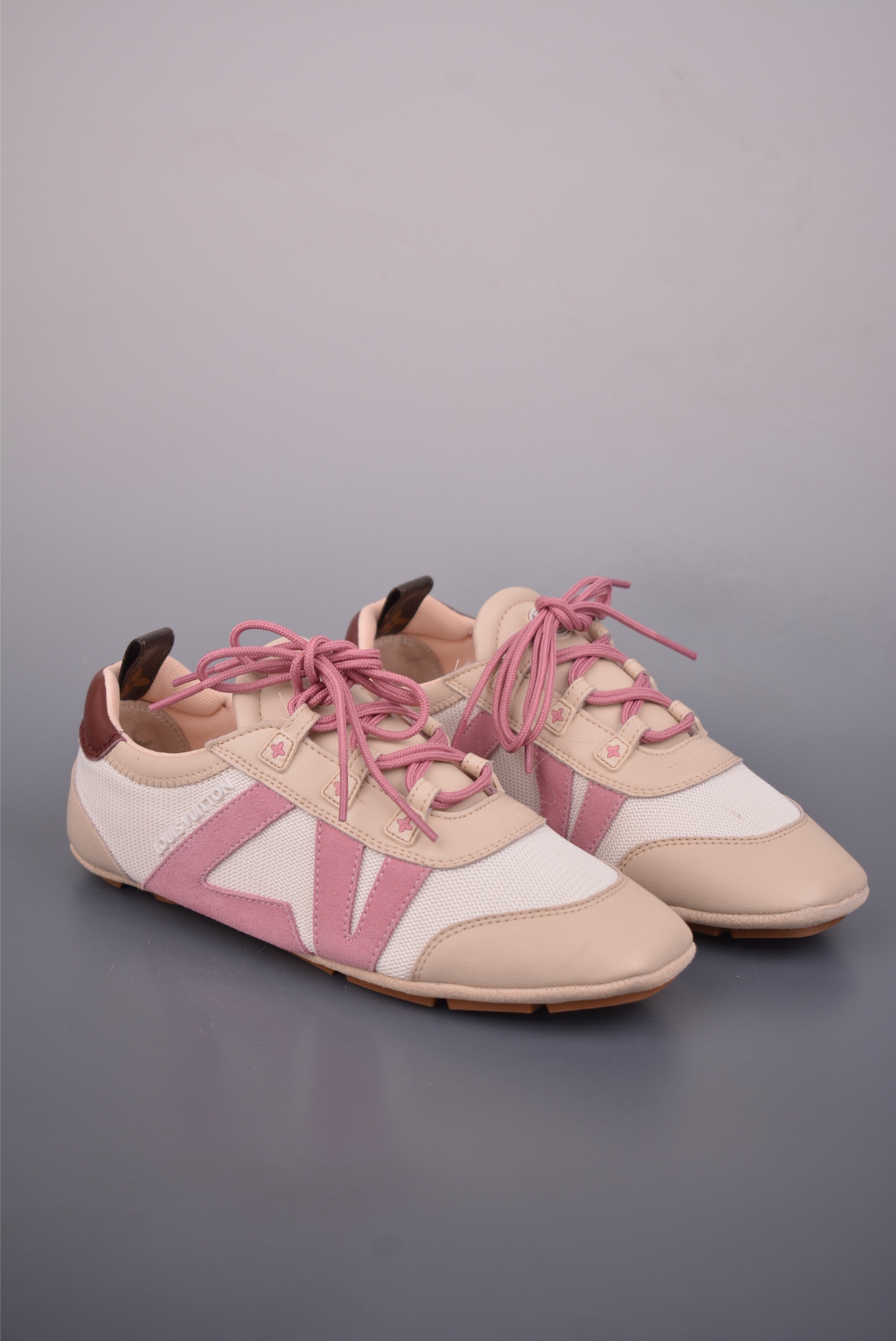 LOUIS VUITTON SneaKerina 德训鞋 芭蕾舞鞋 2025早春发布新款 采用 Sacchetto 制鞋工艺 赋予柔韧鞋底与轻盈内部设计 适合日常休闲及精致造型 sneakerina运动鞋惊艳曝光 设计灵感源自芭蕾舞平底鞋 优雅与复古并存 整体低调又老钱 原版购入 独家开模 媲美原版头层小牛皮 鞋面系带设计 侧面印有 LV 标志 后跟处配有拉环 ——这双鞋简直是优雅与松弛感的完美融合 官方货号: 2527