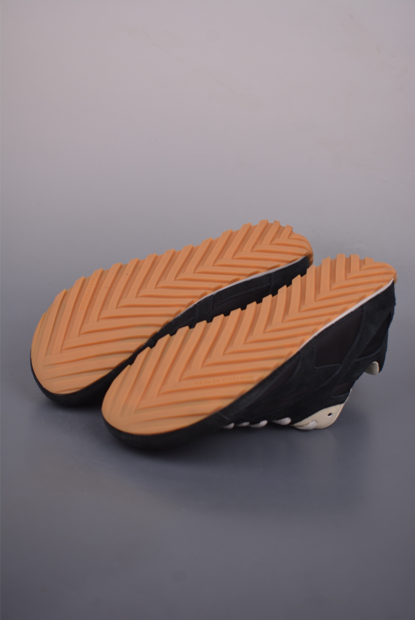 300 BOTTEGA VENETA Orbit Runner BV 葆蝶家时尚休闲情侣阿甘鞋 838373