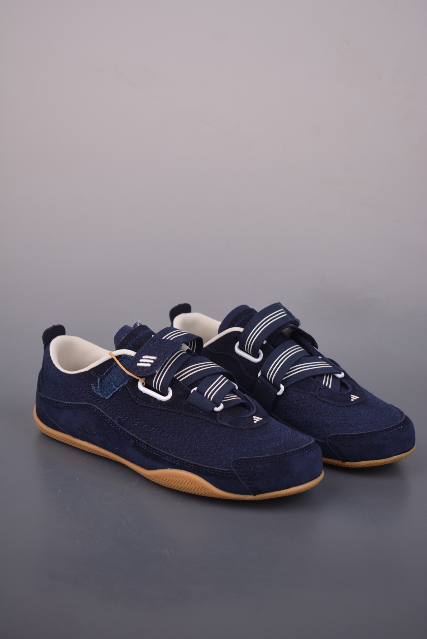 adidas FOS URBAN REVERIE 舒适时尚 阿迪fos芭蕾鞋 设计感特别强 中底廓形设计 结合了两种缓震技术 绑带设计整体线条优美 显脚瘦 虽然底子有点薄 却异常舒适 官方货号: KJ03932622