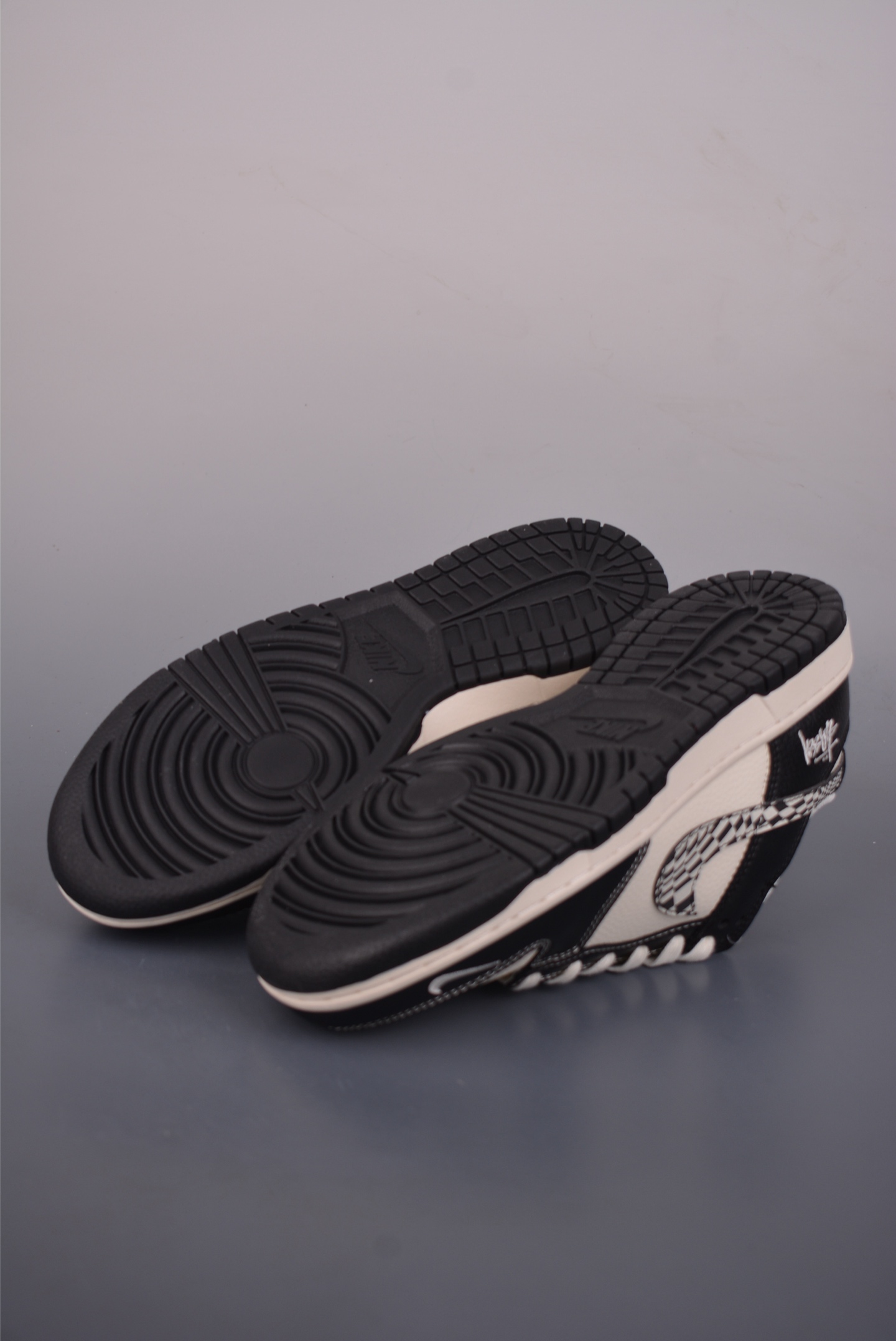 Nike SB Dunk Low 斯图西联名 QW5836-029-High Quatity Cheap Brand wholesale wholesaler seller Clothes Bags handbags Sneakers Top Fashion Clothing Shoes from China Factory Chinese suppliers best Quality Beautiful Price Nike SB Dunk Low 斯图西联名 QW5836-029