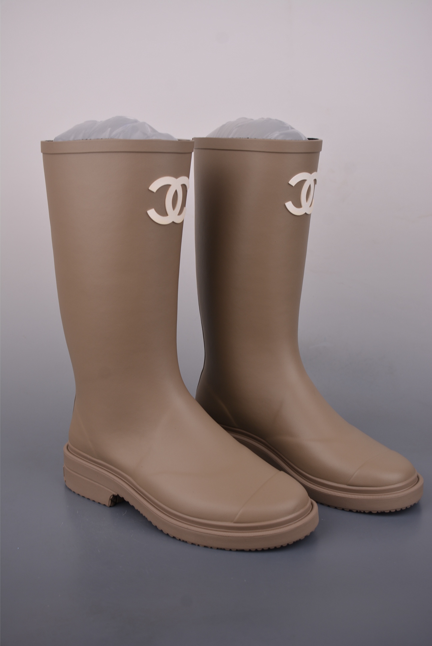 💰400
Chanel 香奈儿双C雨靴 顶级版本
无缝天然生橡胶版本 高端品质
雨天的奢雅宣言 当实用雨具邂逅香奈儿基因
这双黑色长筒靴便成了雨天的风格注脚
天然橡胶塑就的挺括鞋身
烙着标志性双C徽标 2.5cm防滑厚底兼顾舒适与格调
摒弃雨靴的沉闷刻板 它适配法式裙装的柔媚,也衬得起牛仔单品的率性——任雨幕低垂,香奈儿式优雅始终在线,每一步都是街头的奢雅焦点。
官方货号: D0508L1111
尺码:36 37 38 39 40