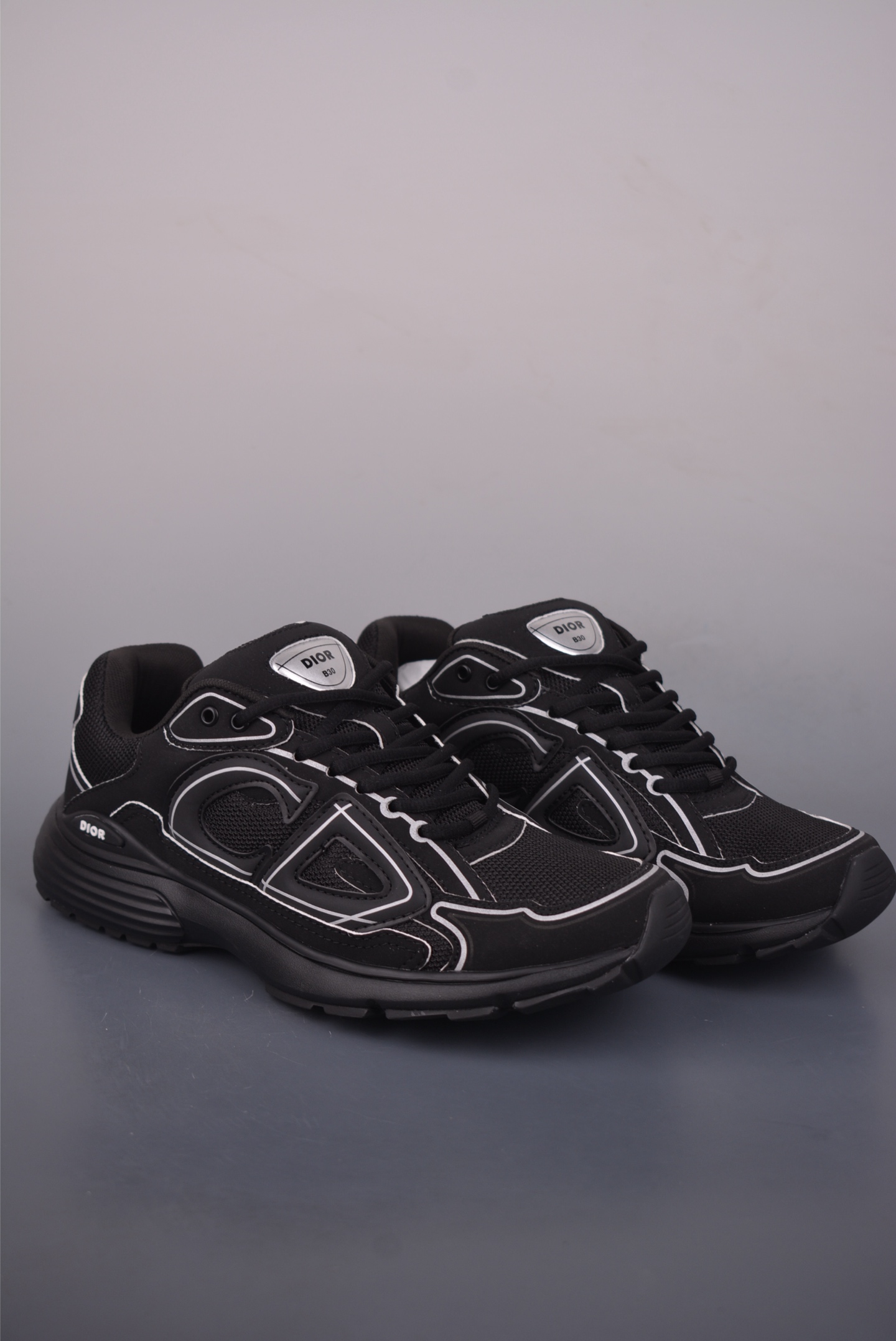 💰330 
Dior 迪奥 x 石头岛 Stone Island 联名款
B30系列休闲 运动老爹鞋 东莞纯原顶级版本 
外贸热销款 原版开模 
海淘专供品质同渠道货源  
该款系列采用黑网色眼织物白和色科技料面精心制作 作饰以反光“CD30”图形标志
外格轻盈的刻雕效果橡胶鞋搭底配标志性点的缀提升格调 
内弹部力细节塑造想理的舒适穿着体验可与各休式闲造型配搭
彰显尚时现代的运风动范 
官方货号: 3SN279ZAN2631
尺码：38 39 40 41 42 43 44 45 46 47