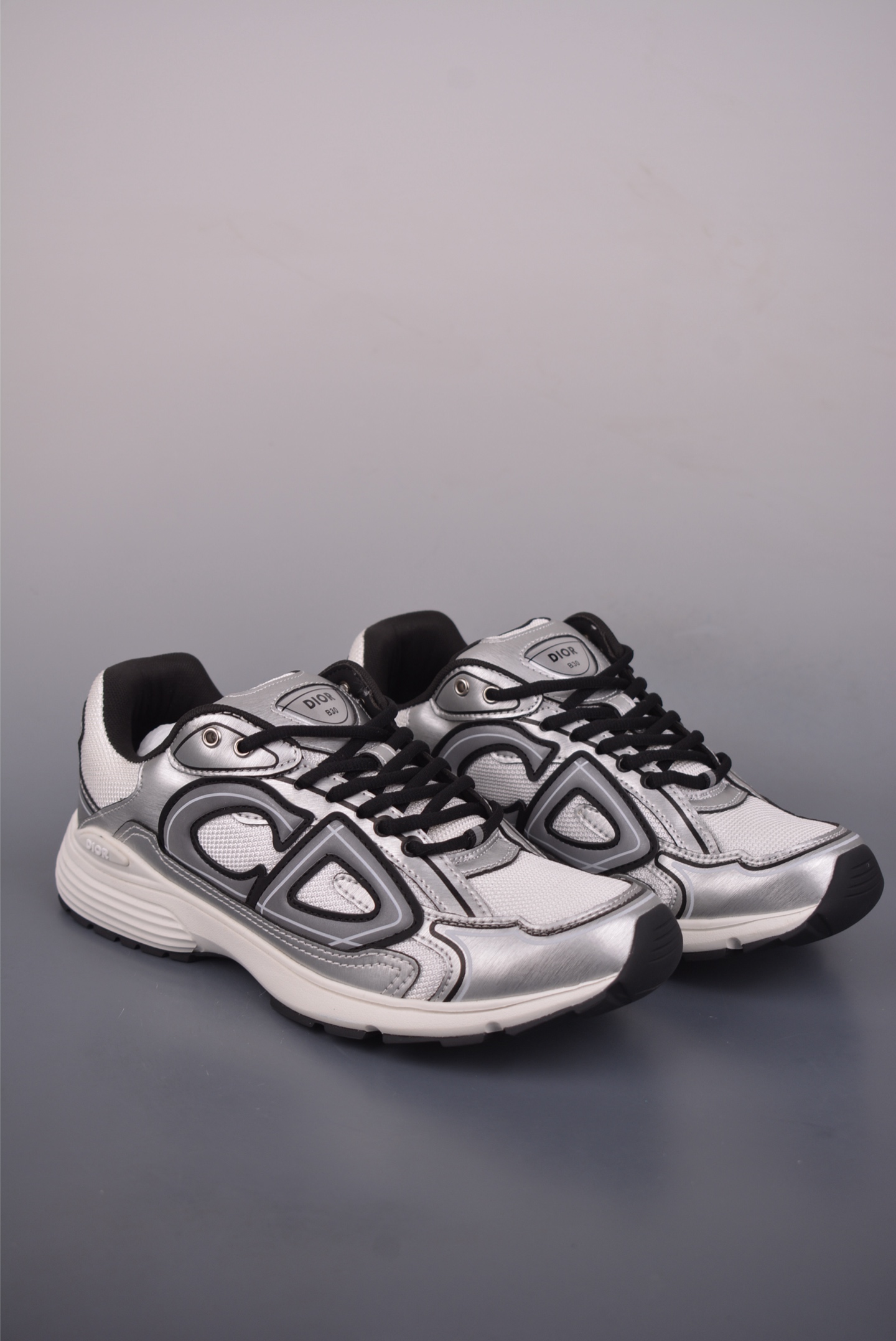 💰330 
Dior 迪奥 x 石头岛 Stone Island 联名款
B30系列休闲 运动老爹鞋 东莞纯原顶级版本 
外贸热销款 原版开模 
海淘专供品质同渠道货源  
该款系列采用黑网色眼织物白和色科技料面精心制作 作饰以反光“CD30”图形标志
外格轻盈的刻雕效果橡胶鞋搭底配标志性点的缀提升格调 
内弹部力细节塑造想理的舒适穿着体验可与各休式闲造型配搭
彰显尚时现代的运风动范 
官方货号: 3SN279ZAN2631
尺码：38 39 40 41 42 43 44 45 46 47