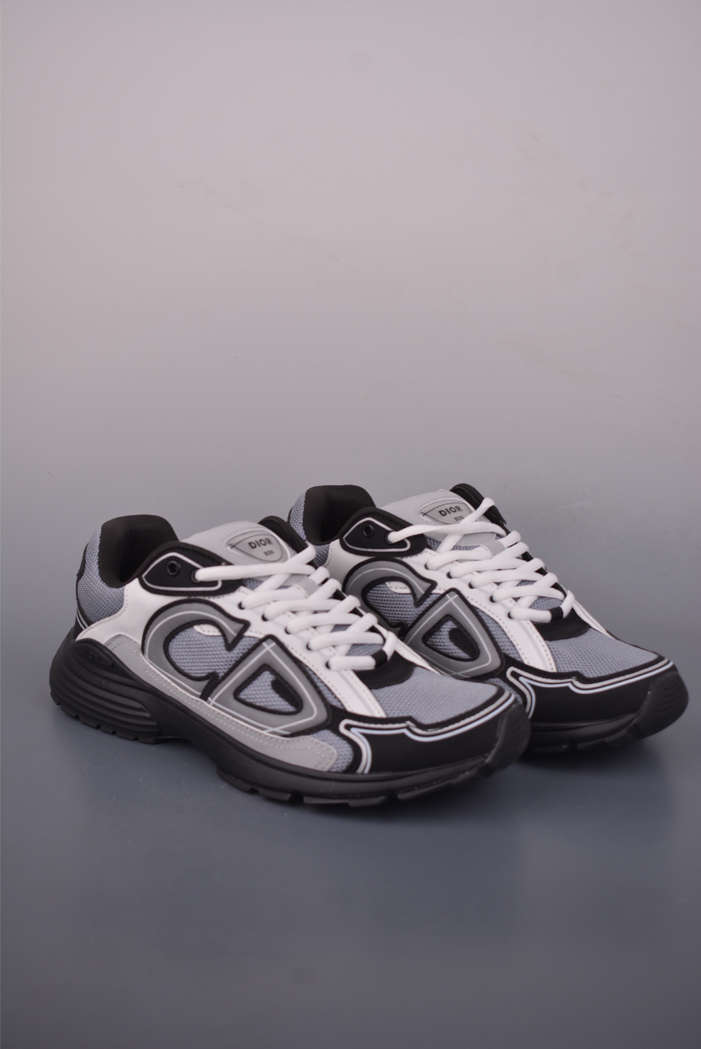 💰330 
Dior 迪奥 x 石头岛 Stone Island 联名款
B30系列休闲 运动老爹鞋 东莞纯原顶级版本 
外贸热销款 原版开模 
海淘专供品质同渠道货源  
该款系列采用黑网色眼织物白和色科技料面精心制作 作饰以反光“CD30”图形标志
外格轻盈的刻雕效果橡胶鞋搭底配标志性点的缀提升格调 
内弹部力细节塑造想理的舒适穿着体验可与各休式闲造型配搭
彰显尚时现代的运风动范 
官方货号: 3SN279ZAN2631
尺码：38 39 40 41 42 43 44 45 46 47