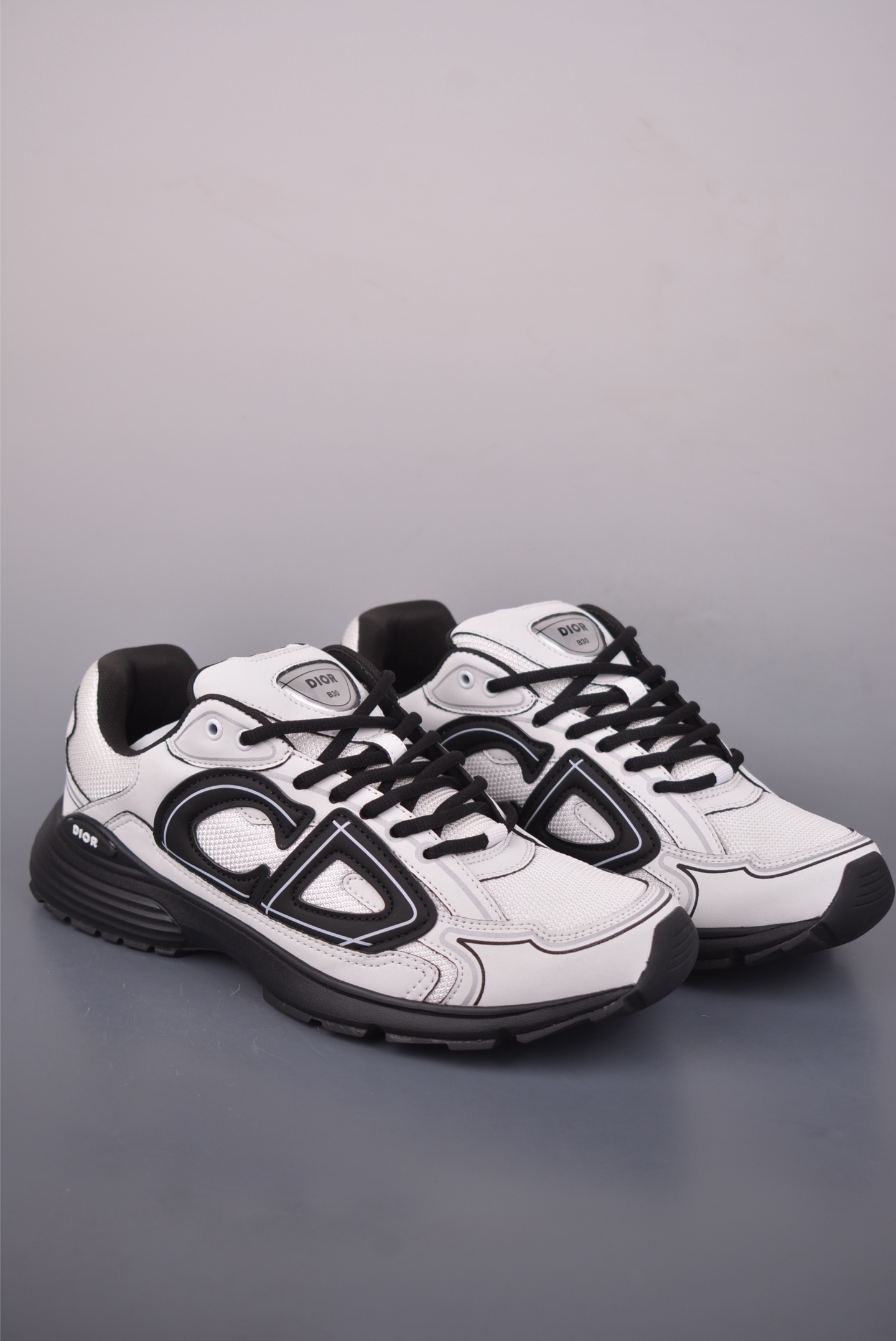 💰330 
Dior 迪奥 x 石头岛 Stone Island 联名款
B30系列休闲 运动老爹鞋 东莞纯原顶级版本 
外贸热销款 原版开模 
海淘专供品质同渠道货源  
该款系列采用黑网色眼织物白和色科技料面精心制作 作饰以反光“CD30”图形标志
外格轻盈的刻雕效果橡胶鞋搭底配标志性点的缀提升格调 
内弹部力细节塑造想理的舒适穿着体验可与各休式闲造型配搭
彰显尚时现代的运风动范 
官方货号: 3SN279ZAN2631
尺码：38 39 40 41 42 43 44 45 46 47