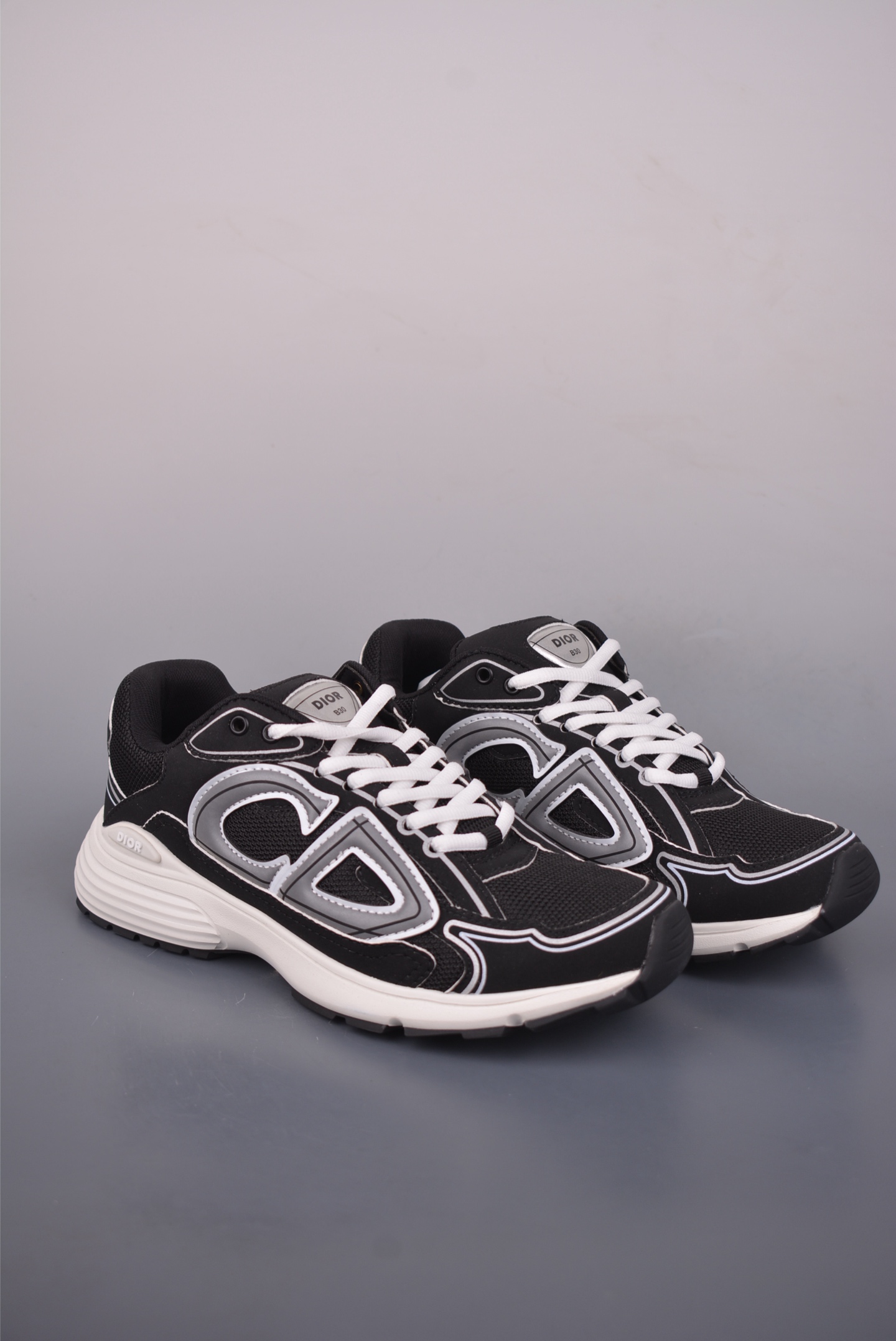 💰330 
Dior 迪奥 x 石头岛 Stone Island 联名款
B30系列休闲 运动老爹鞋 东莞纯原顶级版本 
外贸热销款 原版开模 
海淘专供品质同渠道货源  
该款系列采用黑网色眼织物白和色科技料面精心制作 作饰以反光“CD30”图形标志
外格轻盈的刻雕效果橡胶鞋搭底配标志性点的缀提升格调 
内弹部力细节塑造想理的舒适穿着体验可与各休式闲造型配搭
彰显尚时现代的运风动范 
官方货号: 3SN279ZAN2631
尺码：38 39 40 41 42 43 44 45 46 47