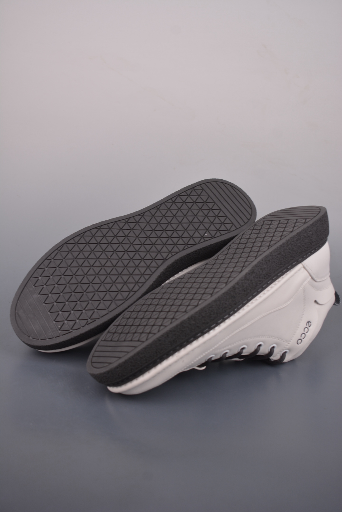 ECCO爱步中高帮男鞋 热门销售款式 城市休闲系列 气质百搭潮酷板鞋 966358-21